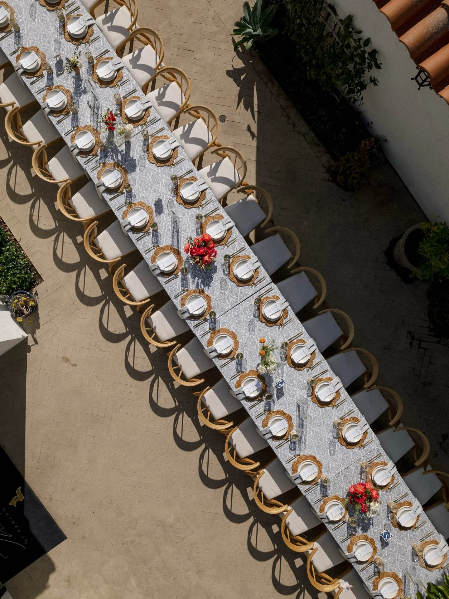 A table so good, it needed its own moment 💫✨

Host | @curatecalifornia_ 
Venue + Catering | @theinnatrsf 
Planning + Design | @evermorevent @robinballard_
Linen | @luxe_linen
TableTop Rentals | @thedarlingdishsd 
Chair Rentals | @brighteventrentals 