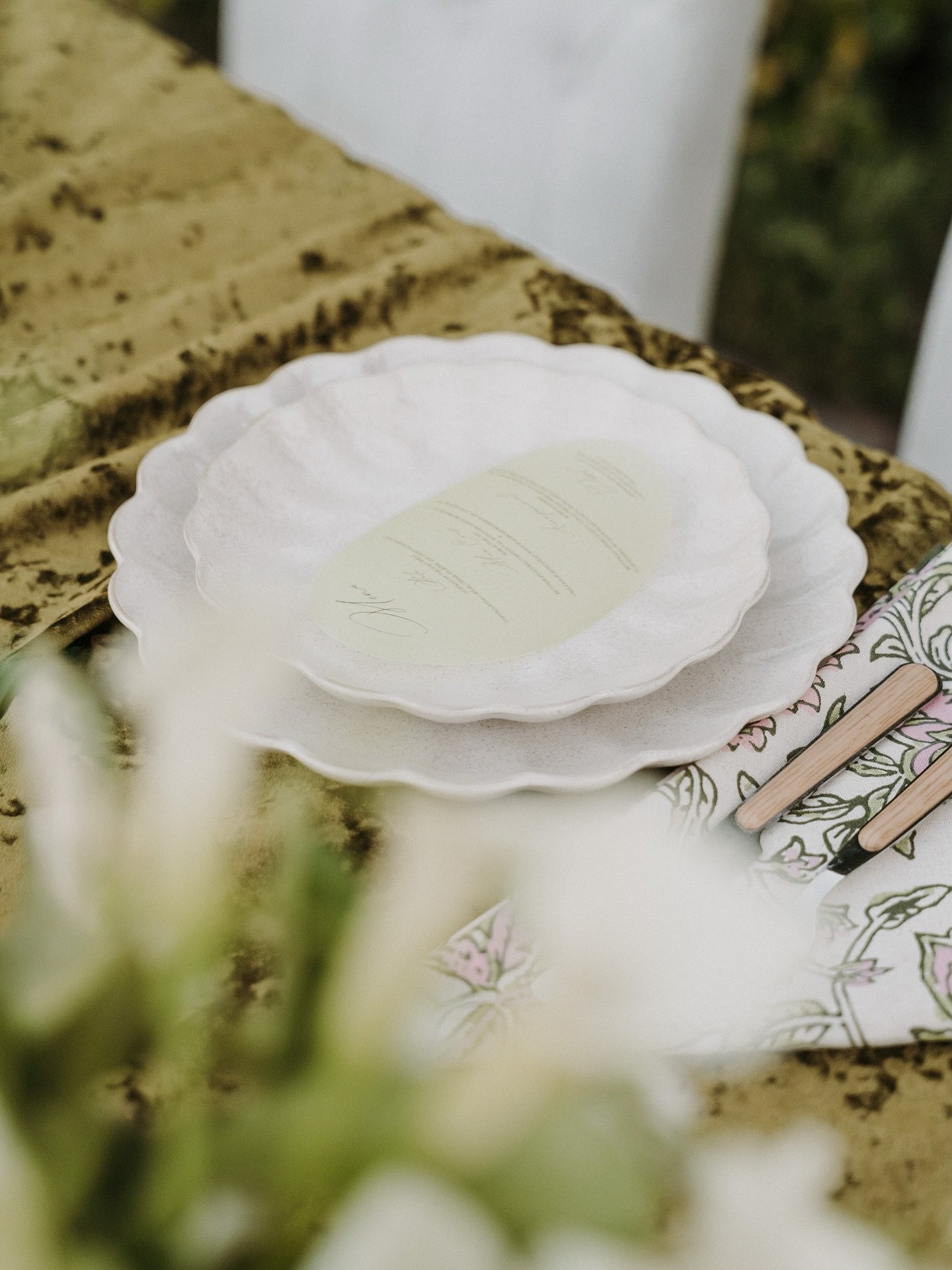 One piece, styled several ways! We love the versatility of our cream scallop plates and lately our clients have been too 🤍