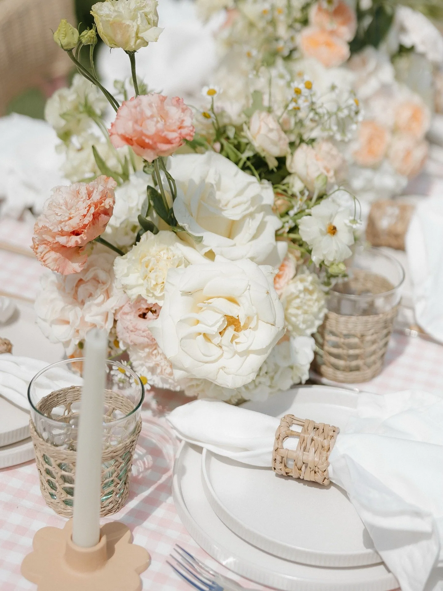 Pieces we are loving for spring events 💕🌸🌿
&bull; white ribbed dinner and salad plates
&bull; short cane water glass
&bull; sliver and faux wood flatware
&bull; white ruffle napkin 

Photographer: @montanacrumlishphotography
Design: @siftedandsuga