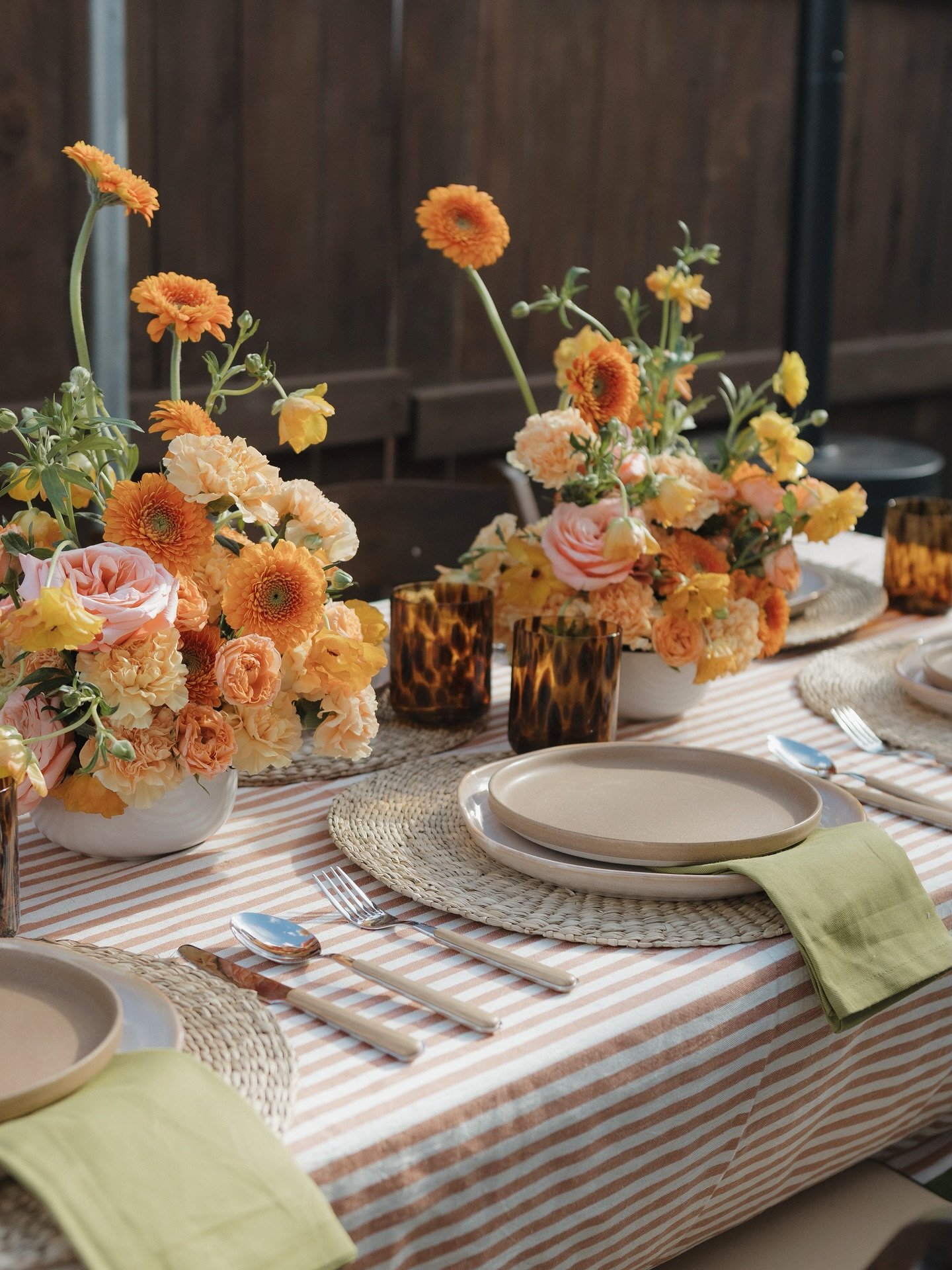 Here&rsquo;s our petition for summer 2026 to be the year of dreamy backyard dinner parties 🍉🌞🍹

Photographer: @salome_palomino
Design &amp; styling: @siftedandsugaredstudio
Tableware: @thedarlingdishsd
Florals: @mpflowerss
Rentals: @wonder.eventre