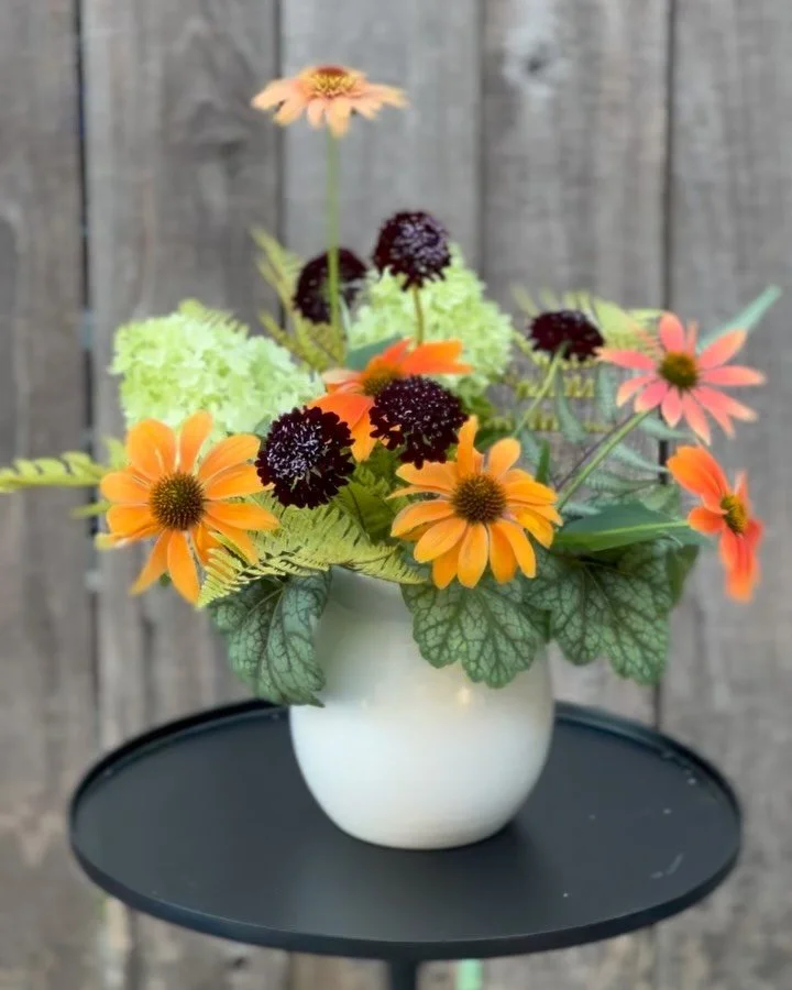 A joyful summer arrrangement gathered from the garden 🪏 🪴 

#ayearsinflowers #flowerarrangements #gardenarrangement #summerflowers
#gratefulheart❤️