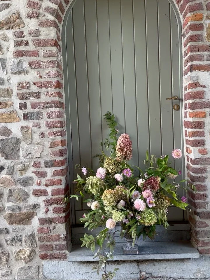 Soft garden blooms in September ✨

#fleuropeanworkshop #fleuropean #seasonalflowers #ayearsinflowers #urnflowerarrangement #urnflowers #floraldesigns #pdxflorist