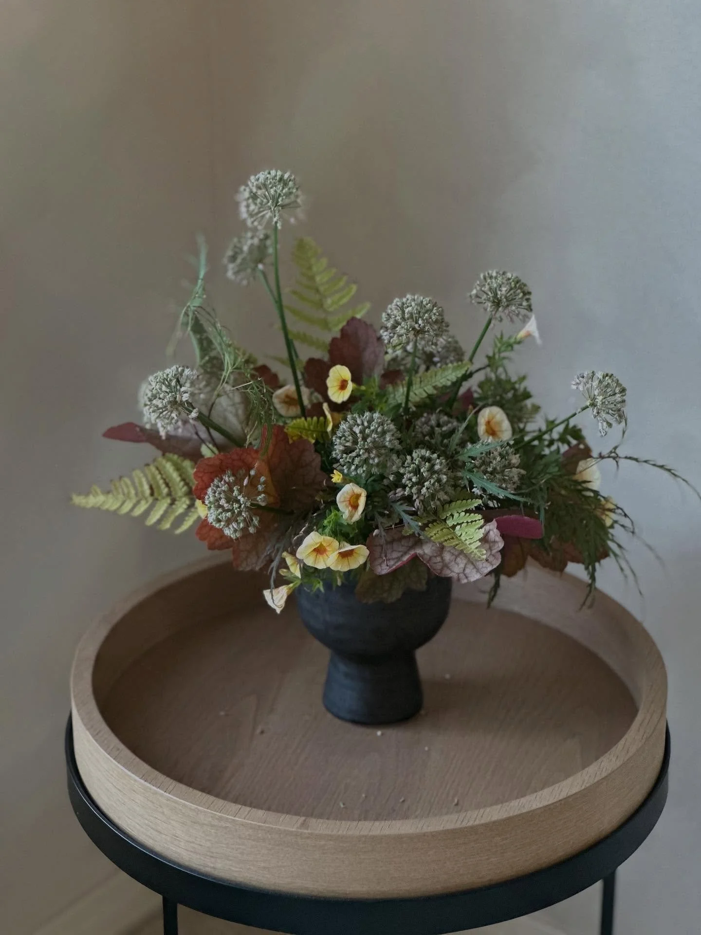 🍂 Backyard fall gathering , welcoming the cozy season 🍁

#ayearsinflowers #gardenarrangement #fallflowers #seasonalblooms #backyardgathering #autumnvibes🍁