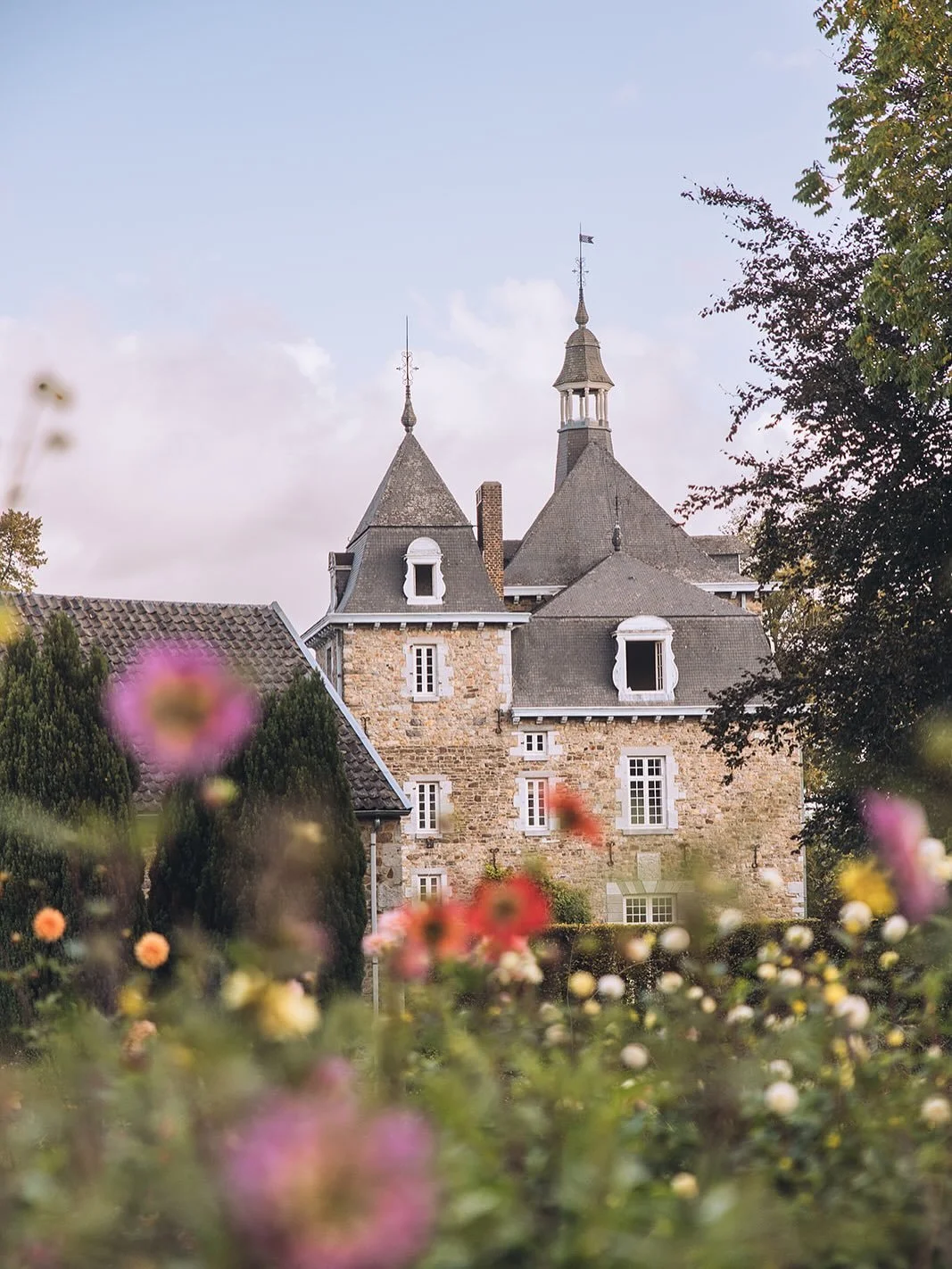 A magical, unforgettable Fleuropean Artist&rsquo;s Retreat in Belgian countryside with the amazing Emily @fleuropean 💕

Her kindness &amp; creativity are contagious, and being surrounded by her garden&rsquo;s beautiful treasures made every moment in