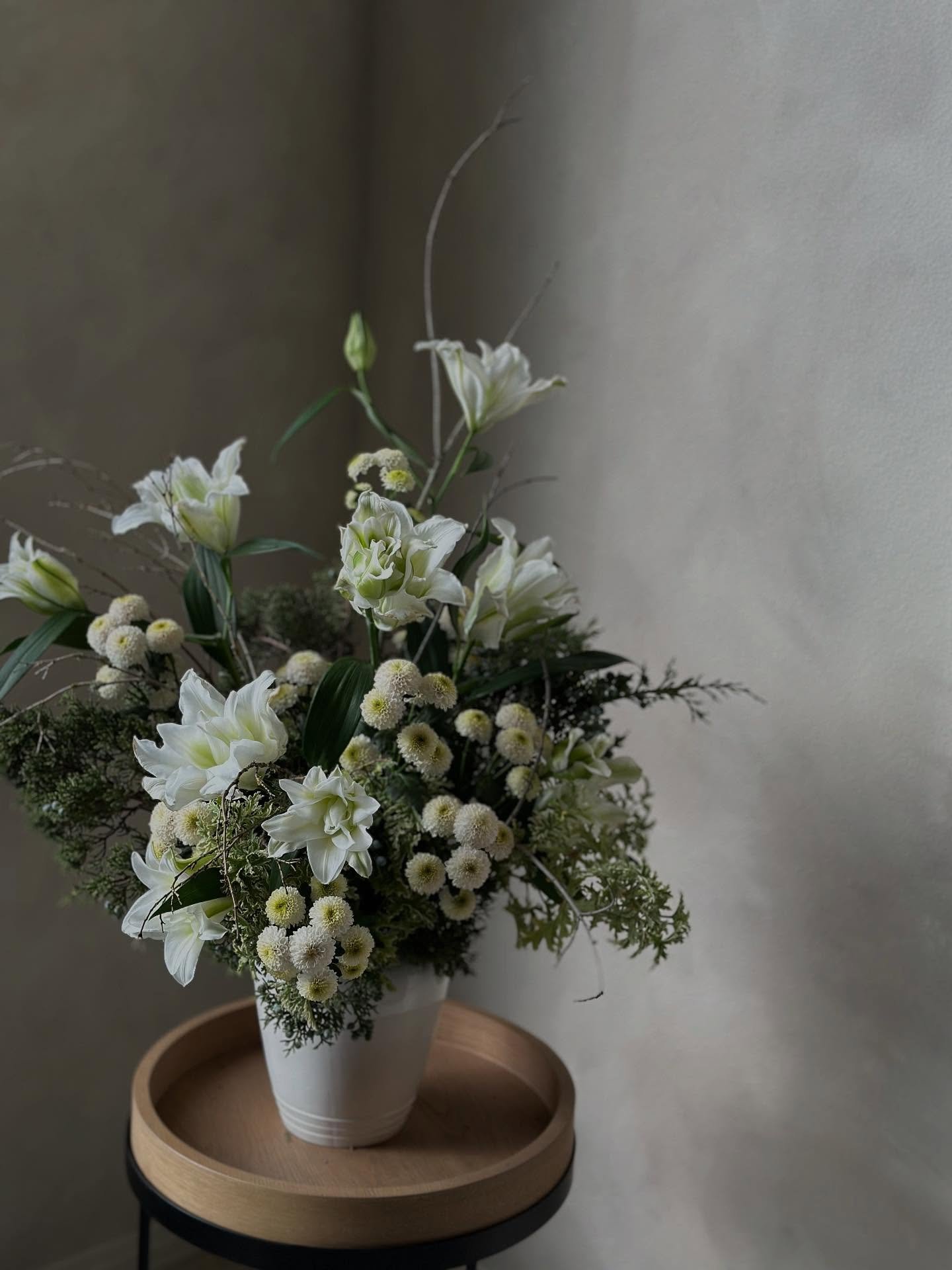 A serene arrangement for a quiet day 🌊

Calm mood 🤍

#softflorals 
#flowerarrangements 
#floraldesigns