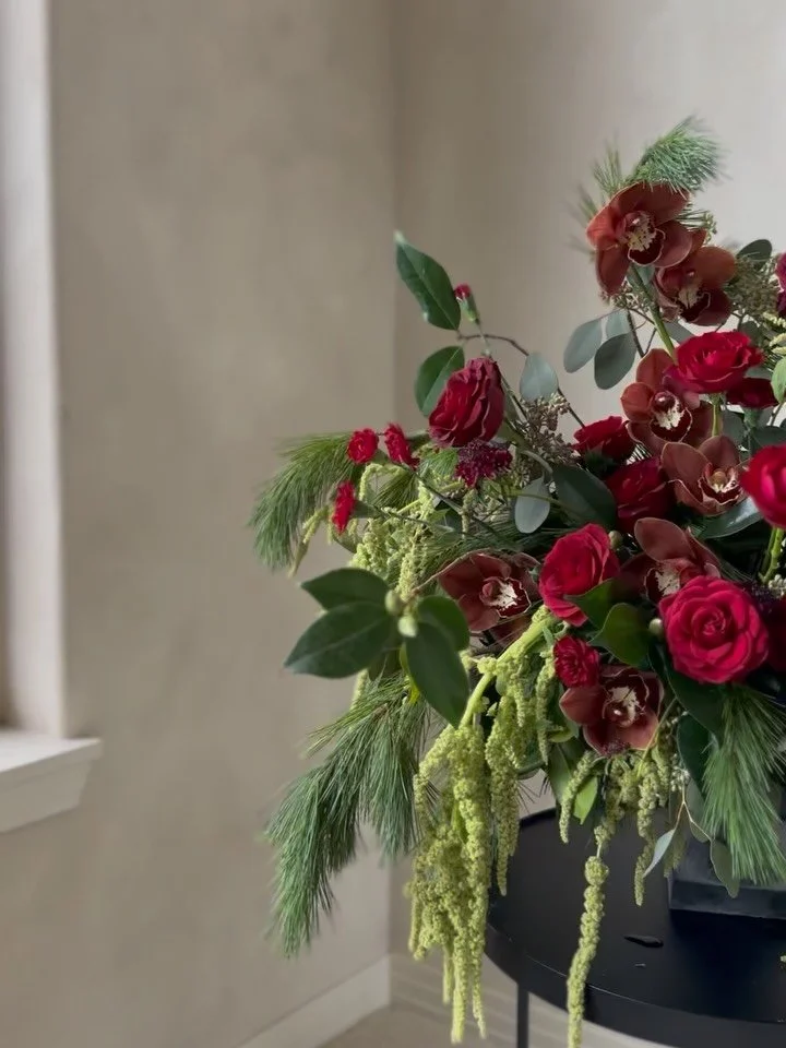 Happy Holidays 💫🎄

Wishing you a holiday filled with peace, good health &amp; a little bit of floral magic 🪄 

#natureinspired #holidayflowers #floralarrangements #floraldesigns #pdxflorist