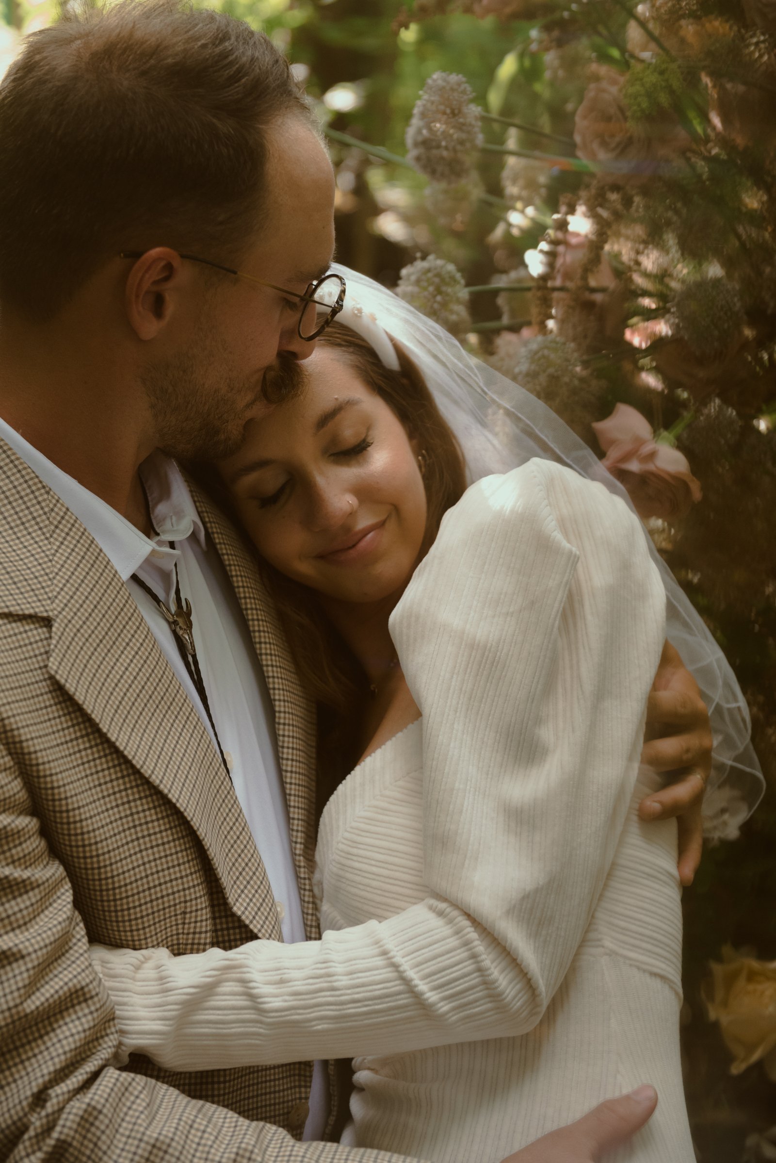 Destination-Elopement-Photographer-Vegas-Elopement-Vintage-Floral-Wedding-16.jpg
