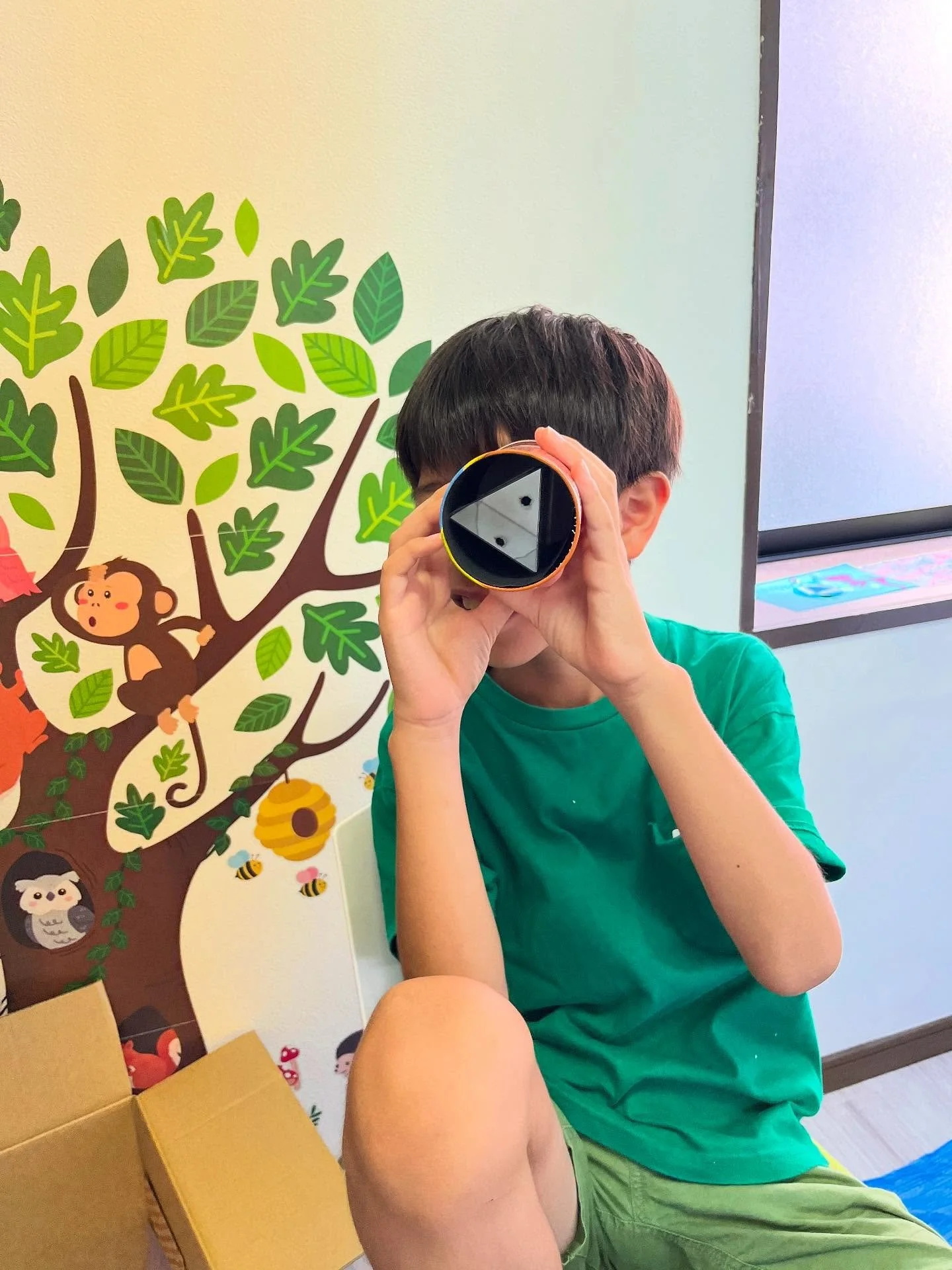 Summer school vol.11
Making Kaleidoscope!! 
かなりクオリティの高い万華鏡ができました✊
各々好きな絵を描き、それを周りに貼って、好きなビーズを入れて自分だけの万華鏡が出来たときの笑顔が最高でした！🥰
アクティビティの前には英語のミニゲームや自己紹介などをしました☺️

#子ども英会話
#夏休み
#サマースクール
#水戸市英会話
#楽しい英語