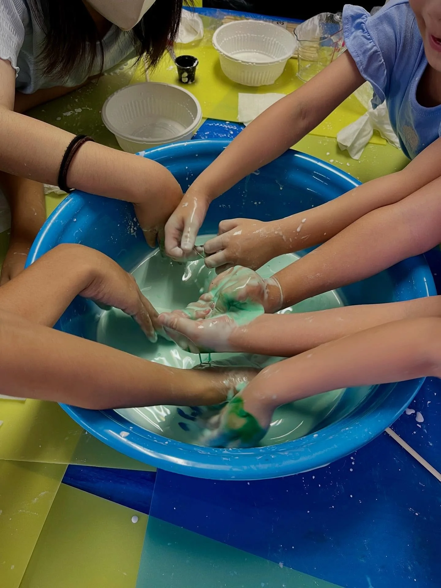 Summer school vol.9 🫟
Oobleck(オーブレック)を作り、水をどのくらい入れるとどんな感触になり、逆も試して触ってみたり、、触った時の驚いた子ども達のリアクションがおもしろかった🥰小さい子ども達もいましたが、しっかり自分の名前を英語で書けていました😊
アクティビティを始める前にいつもウォーミングアップとしてwhat&rsquo;s your name? やHow old are you? などの簡単な英会話をします🌼

#水戸市子ども英会話　#夏休み　#サマースク