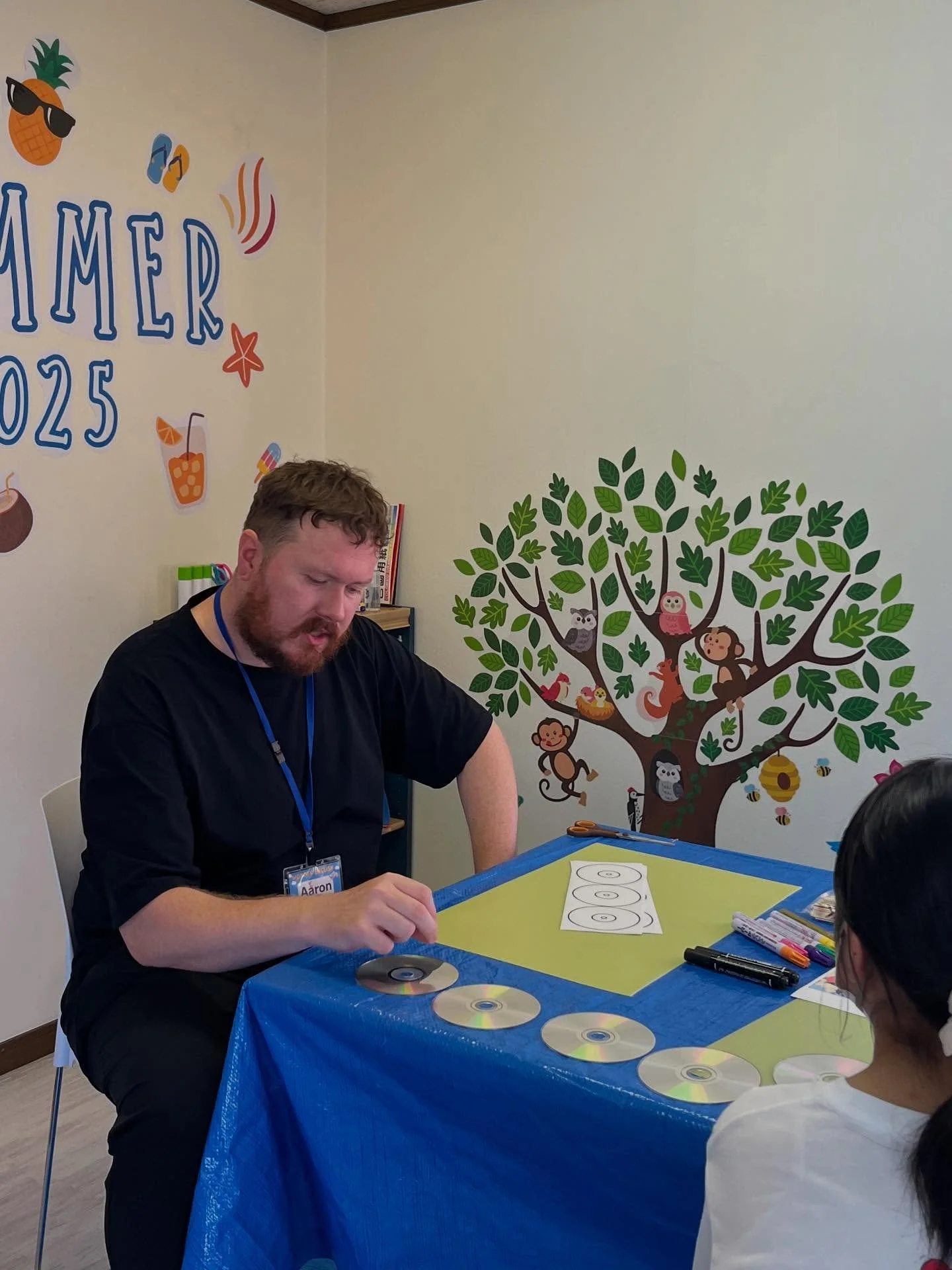 Summer school vol.8
CD art 💿 
この日はCDに好きな絵を描いて、お部屋や冷蔵庫に飾るデコレーションを作りました😊
少人数だったので、ゆったりと英語とアートを楽しめました🌼
もちろんteacherも一緒にアートを楽しんでいましたよ笑