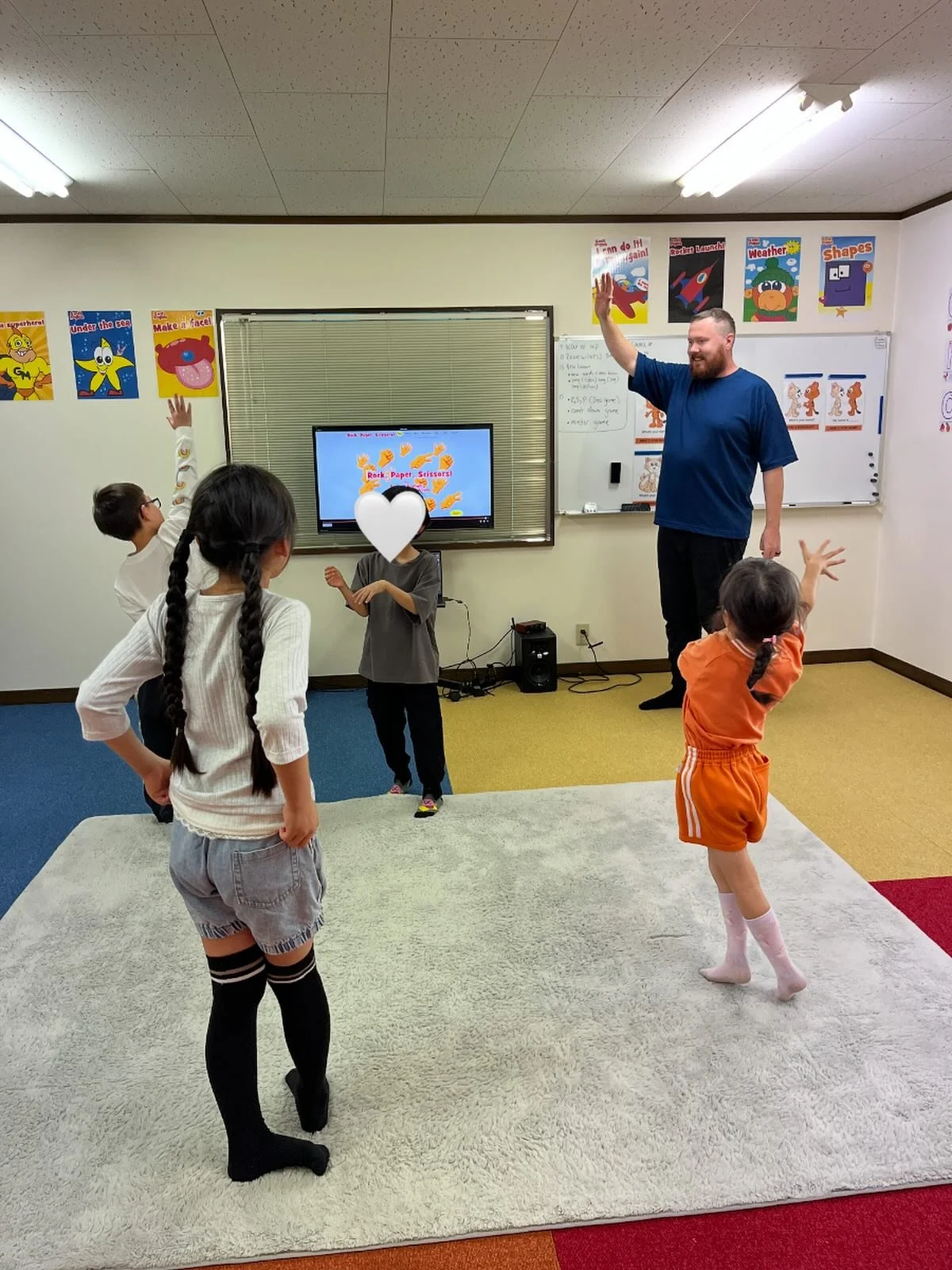 日本で習う英語のじゃんけんrock scissors paperの順ですよね！でも海外では(いくつかの国を除いて)rock paper scissors の順なんです🙋🏻&zwj;♀️この日のレッスンでは楽しくお友達と先生と英語でじゃんけん😊ノリノリの音楽でじゃんけんの歌も歌います🎵
新規生徒さん募集中です🌼無料体験レッスンは土曜日に行っておりますので、お気軽にお問い合わせ下さいませ🎃
#kidsenglishschool #englishschoolinmito #子ども英会話教室