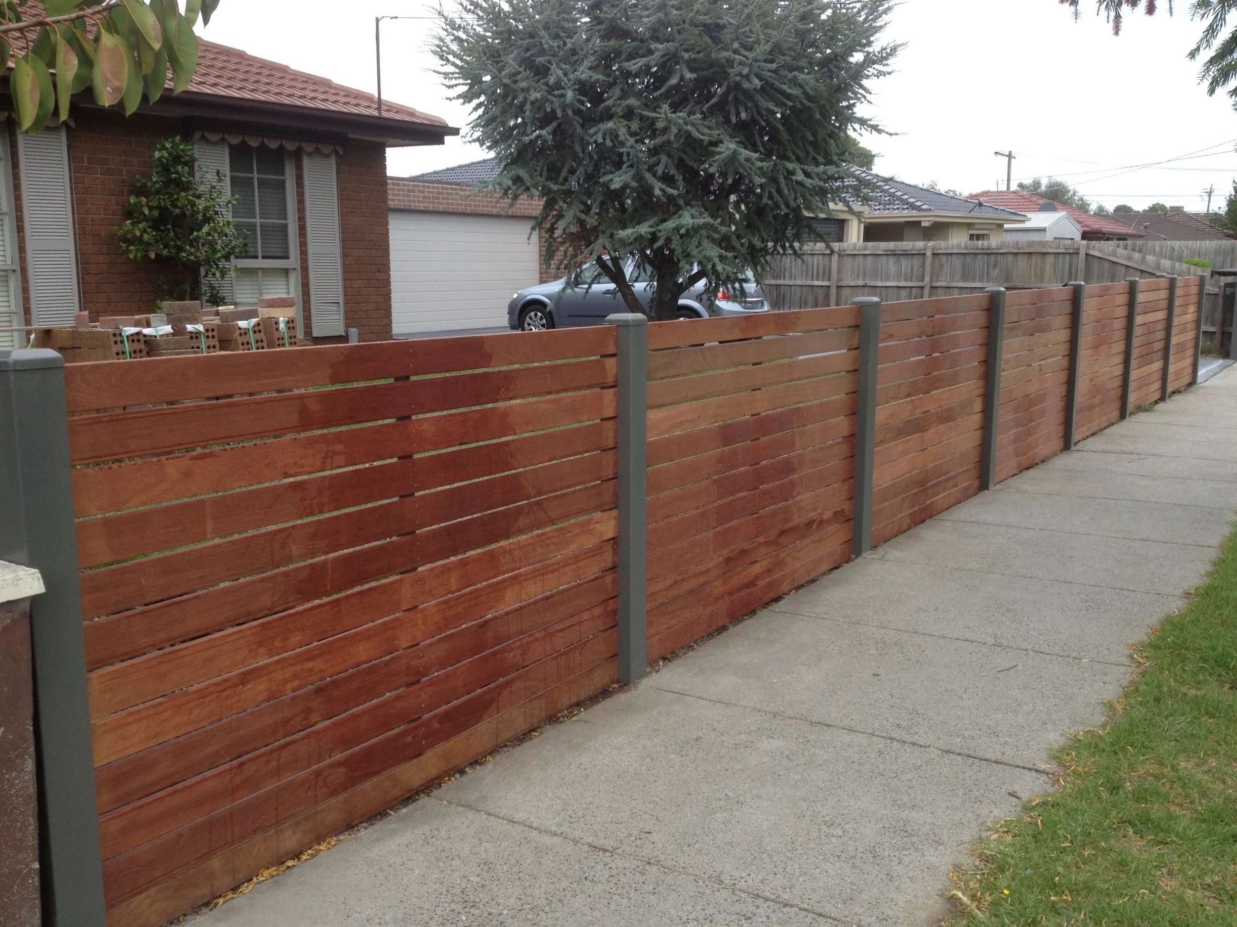 Horizontal-Merbau-Slat-Fence-with-Powder-coated-Steel-Posts-top-class-fencing-scaled.jpg