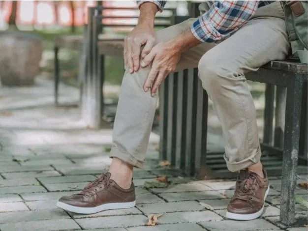 Knee Pain: Why It Often Starts at Your Feet