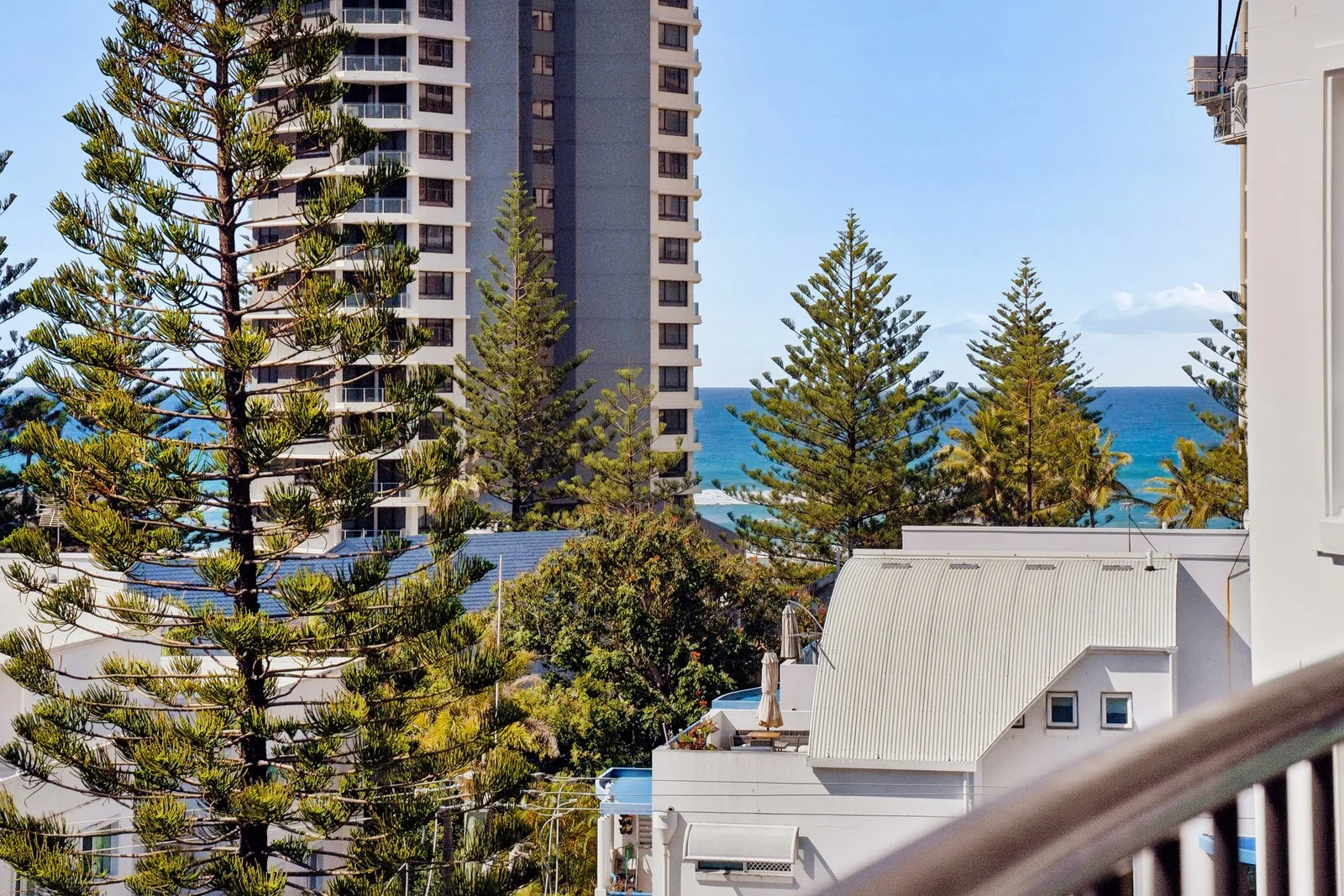 018_Open2view_ID1030201-Unit_605__9-21_Beach_Parade__Surfers_Paradise.jpg