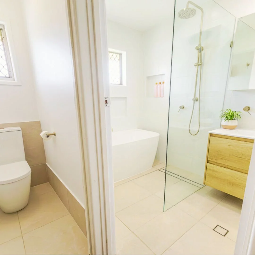 ✨ Clean lines. Warm finishes. Everyday luxury.
This custom bathroom features a minimalist freestanding tub with wall-mounted tapware, a walk-in frameless glass shower, and thoughtful built-in niches for a clutter-free finish. Natural light and timbe