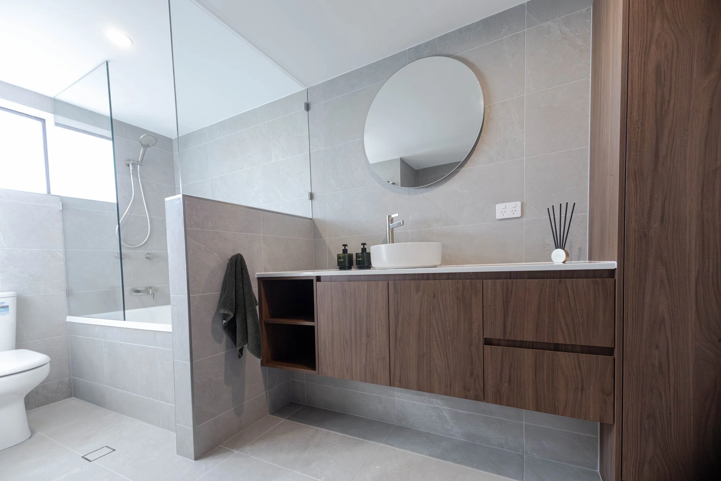 Woolloowin Bathroom