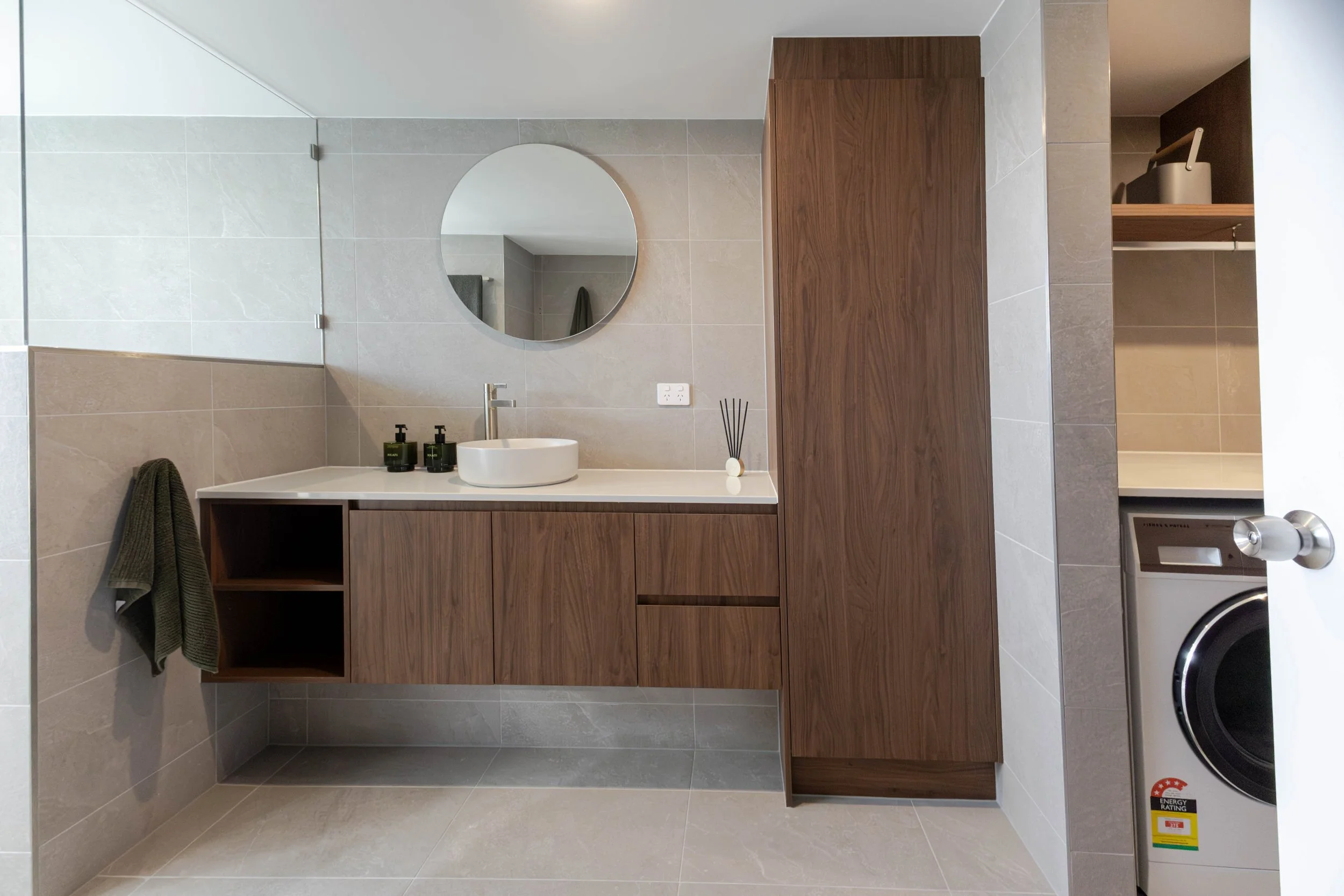 Woolloowin Bathroom