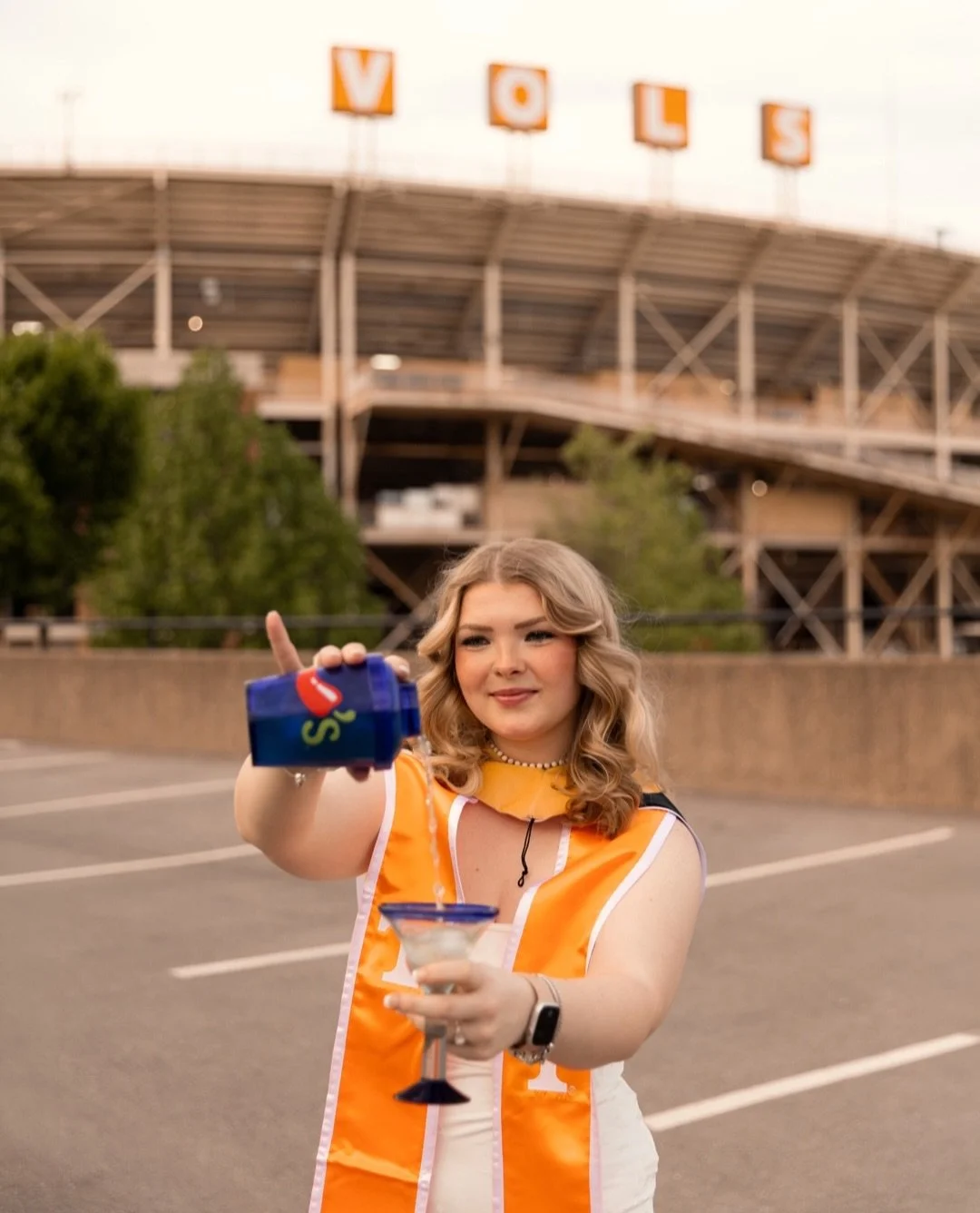 I mean&hellip; who doesn&rsquo;t love chilis??? 🌶️🍸🤭

Your grad shoot should show off your personality! Props are a great way to spice things up and make your grad photos even more uniquely you! 🤩

Now scheduling spring 2026 grads! Reach out at t