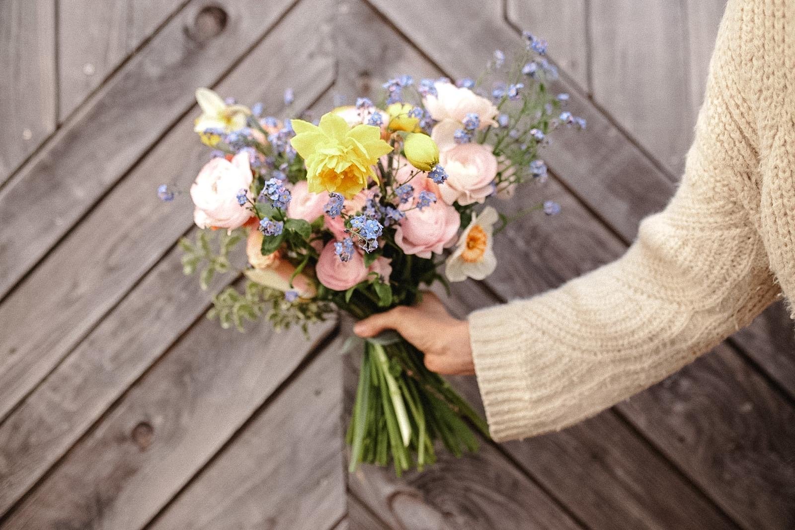 Velik šopek rož in svečka iz ekološkega čebeljega voska