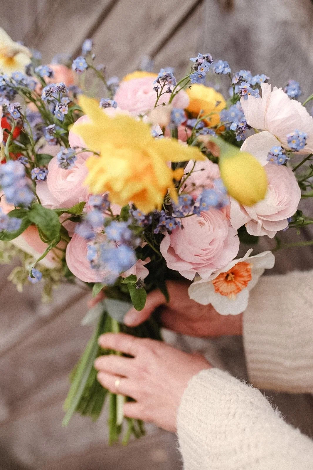 Šopek rož in knjiga Najboljša mama na svetu