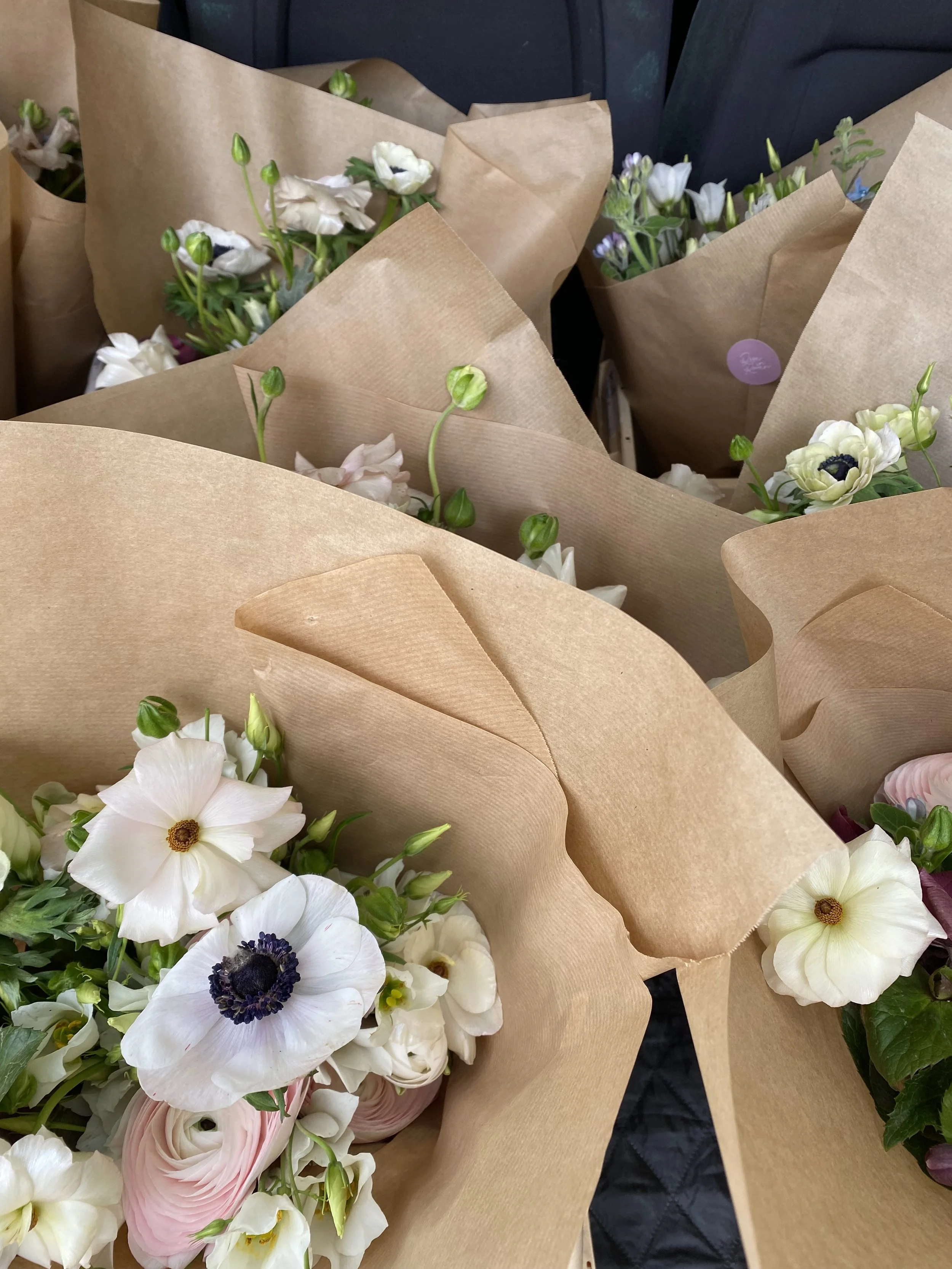 Velik šopek rož in svečka iz ekološkega čebeljega voska