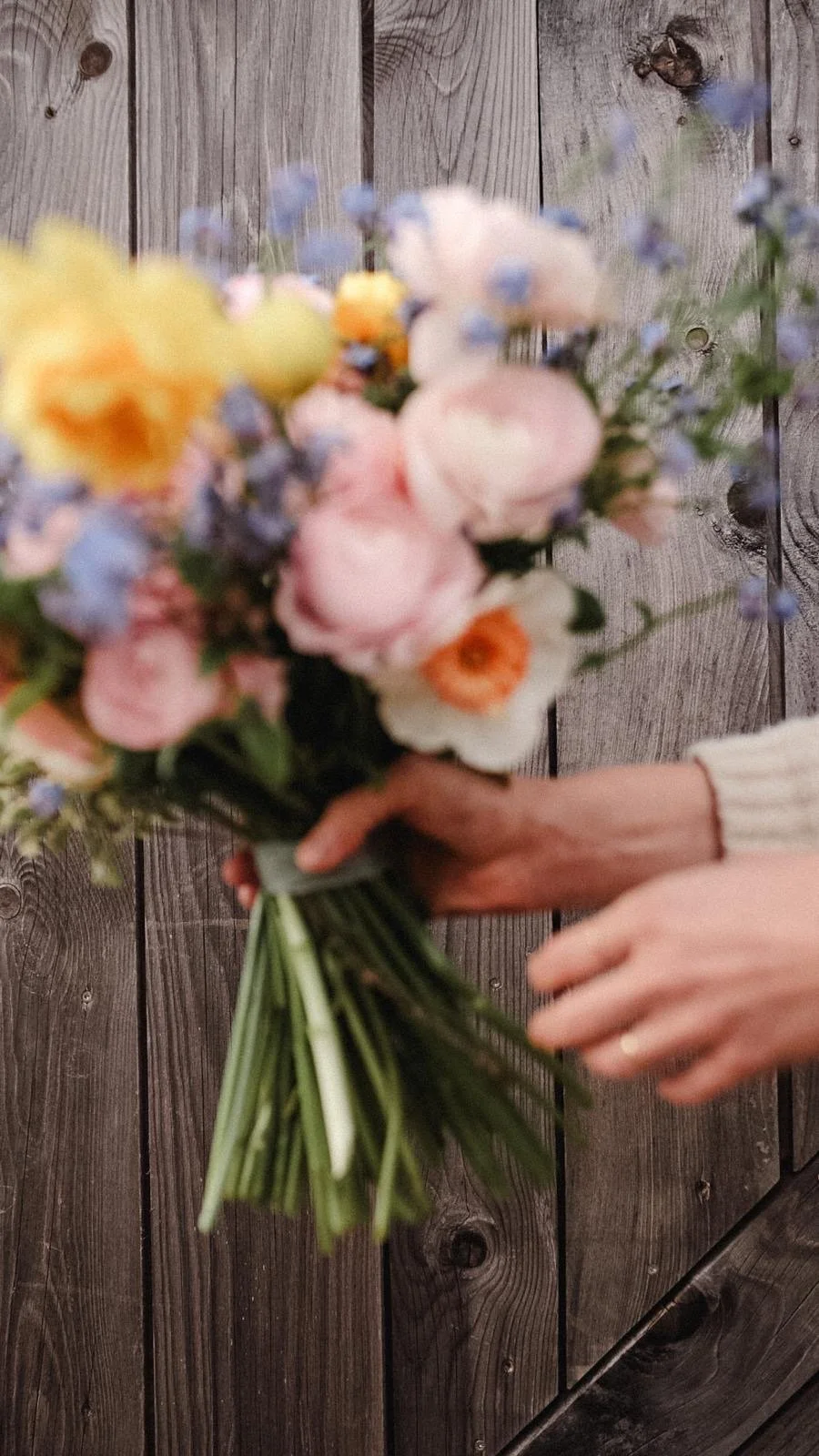 Šopek rož in svečka iz ekološkega čebeljega voska