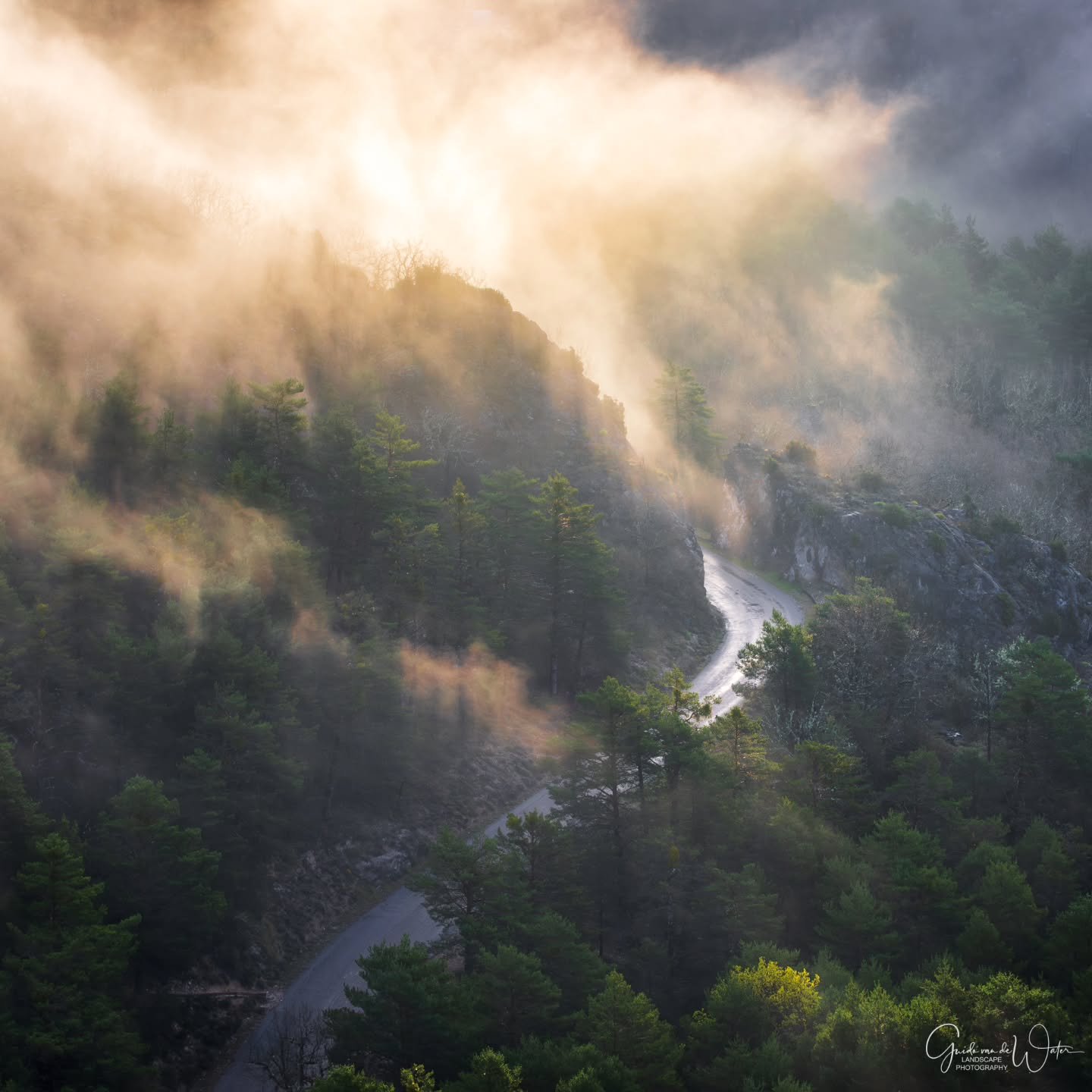 A random stop in Gorges du Verdon gave me some amazing results. Follow me on YouTube for more inspirational videos. Link in my bio. OM System OM-1 mkii 40-150 f2.8 pro, 114 mm, f7.1, iso 200, 1/160s
#omdigitalsolutions 
#omsystemcameras 
#omsystemamb