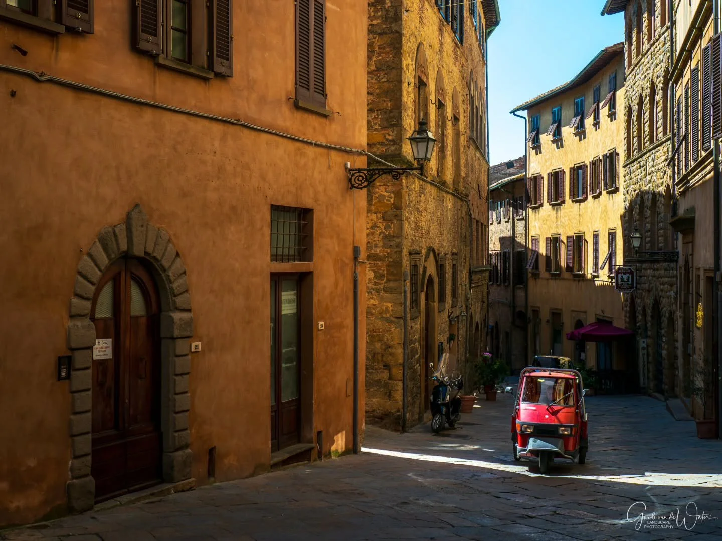 Streets of Tuscany. Watch my latest YouTube video to see how I captured this image on location. Link to my YouTube channel in the bio. OM system OM-1 MKII, 12-100 F4 PRO, 46MM, F7.1, ISO200, 1/320S
#omsystem 
#cameranu_nl
#natuurfotografie 
@omsystem