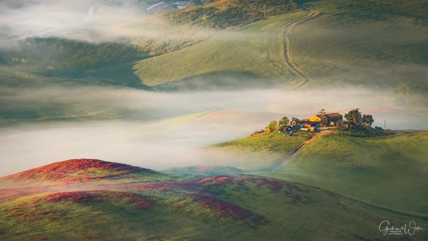 Telephoto of Tuscany. Watch my latest YouTube video to see how I captured this image on location. Link to my YouTube channel in the bio. OM system OM-1 MKII, 150-400 F4.5 PRO, 489MM, F5.6, ISO200, 1/200S
#omsystem 
#cameranu_nl
#natuurfotografie 
@om