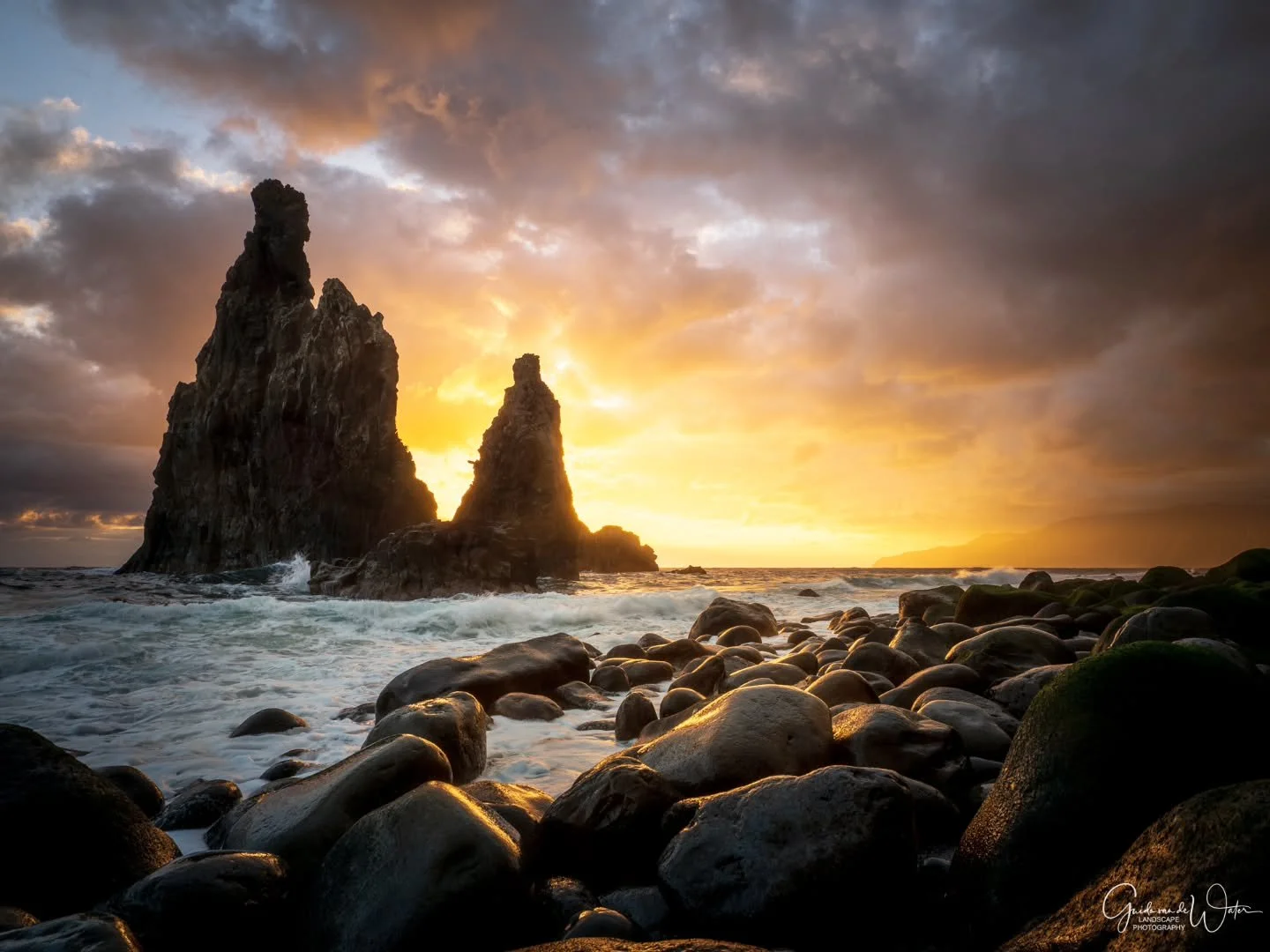 Amazing sunset on Madeira. Watch my latest YouTube video to see how I captured this image on location. Link to my YouTube channel in the bio. OM system OM-1 MKII, 8-25 F4 PRO, 20MM, F8, ISO80, 1/200S
#omsystem 
#cameranu_nl
#natuurfotografie 
@omsyst