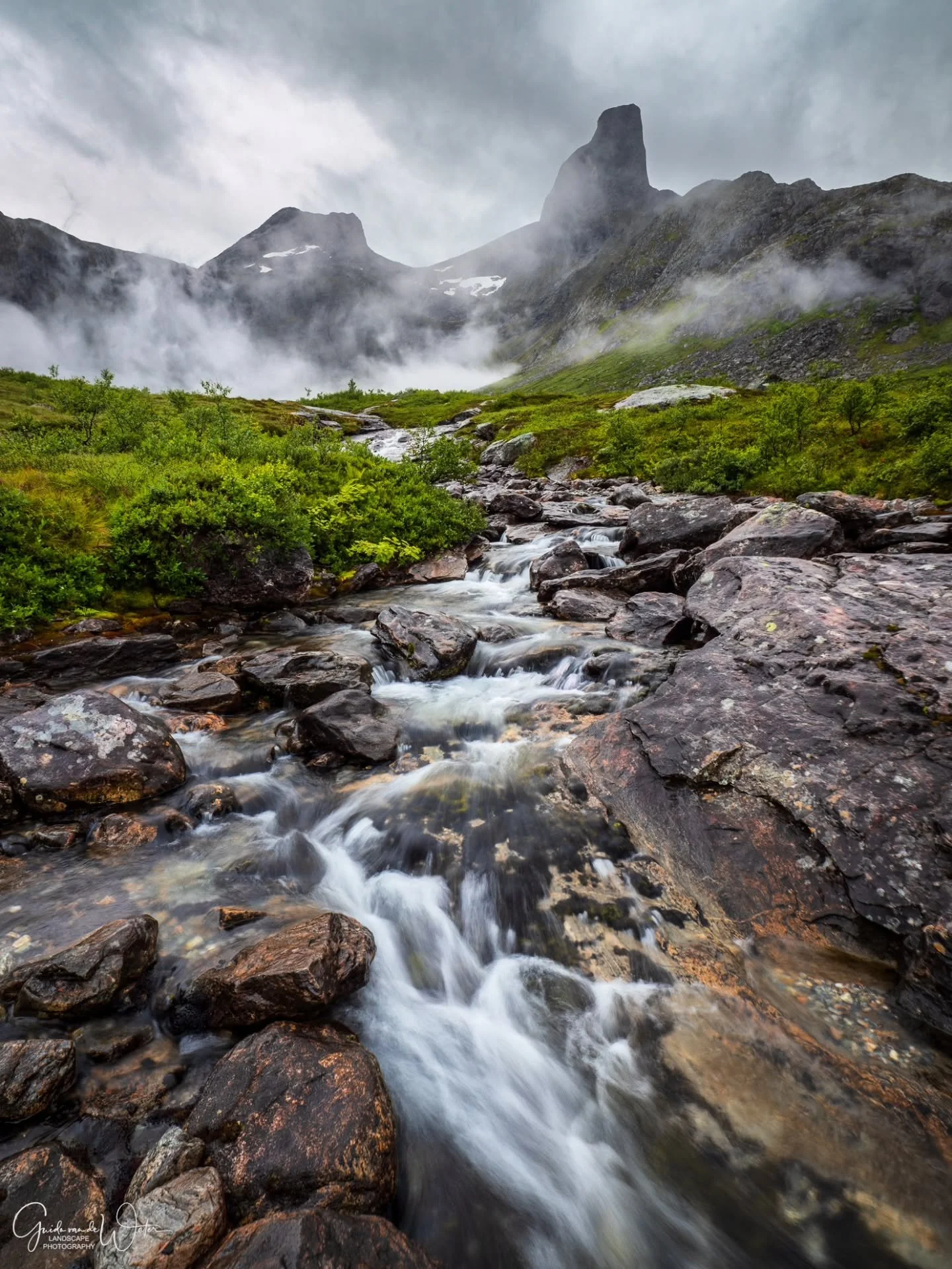 Photographing without a plan can give surprising results. Watch my YouTube videos to see how I captured all my image on location. Link to my YouTube channel in the bio. OM system OM-1 MKII, 8-25 f4 PRO, 20MM, F8, ISO200, 1/50S
#omsystem 
#cameranu_nl