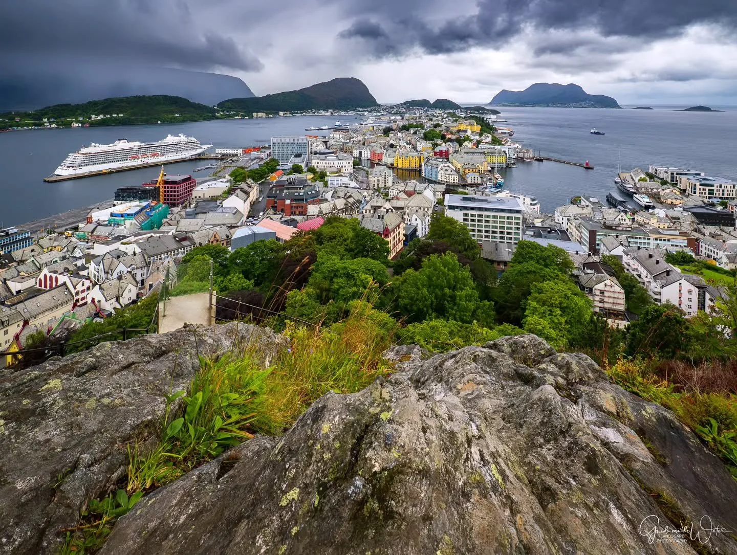 One of the best views in Norway. Watch my YouTube videos to see how I captured all my image on location. Link to my YouTube channel in the bio. OM system OM-1 MKII, 8-25 f4 PRO, 16MM, F8, ISO320, 1/200S
#omsystem 
#cameranu_nl 
#hollandgram 
#natuurf