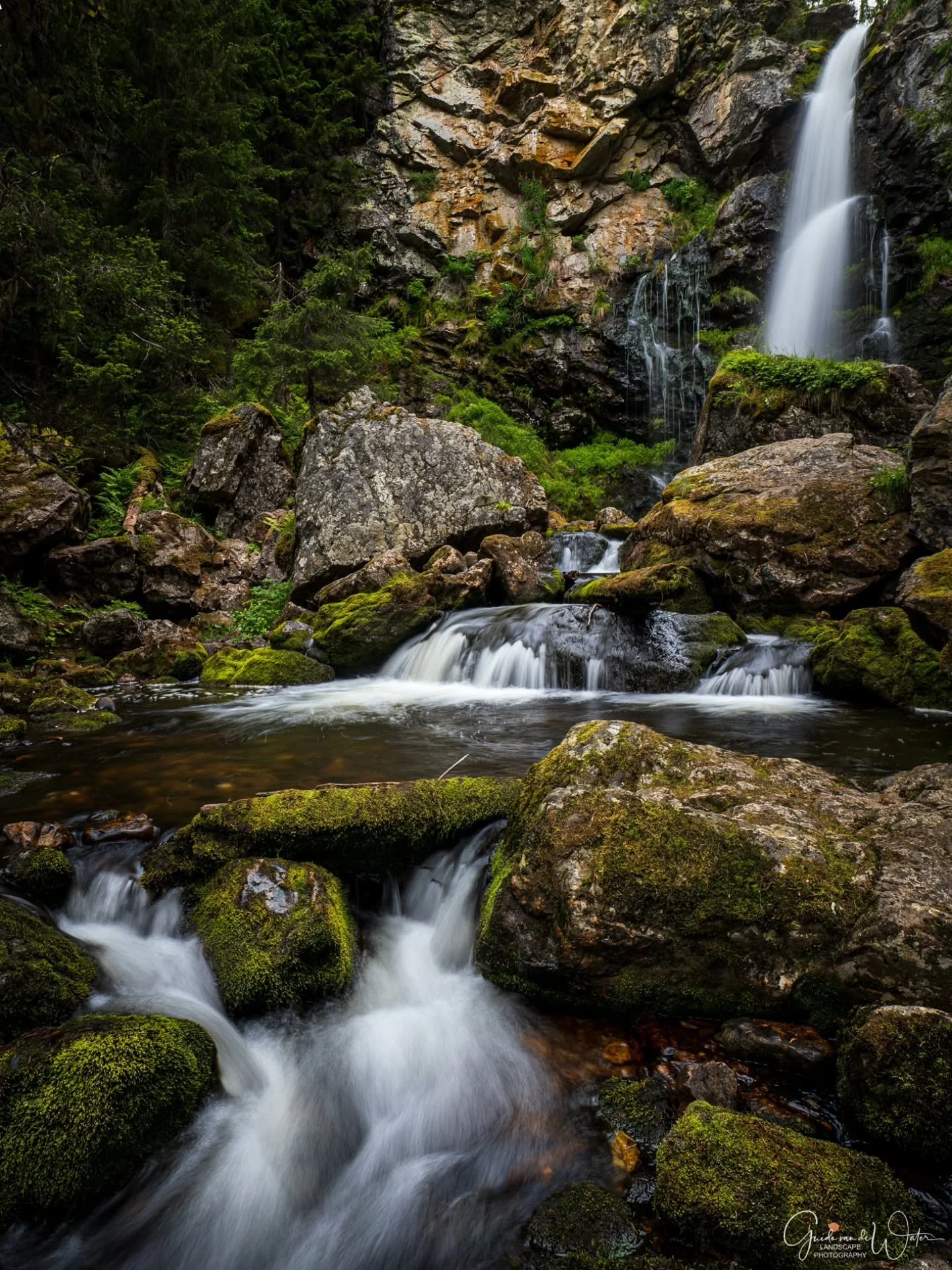 Waterfalls. Watch my YouTube videos to see how I captured all my image on location. Link to my YouTube channel in the bio. OM system OM-1 MKII, 8-25 f4 PRO, 20MM, F5.6, ISO200, 1/2S
#omsystem 
#cameranu_nl 
#hollandgram 
#natuurfotografie 
@omsystem.