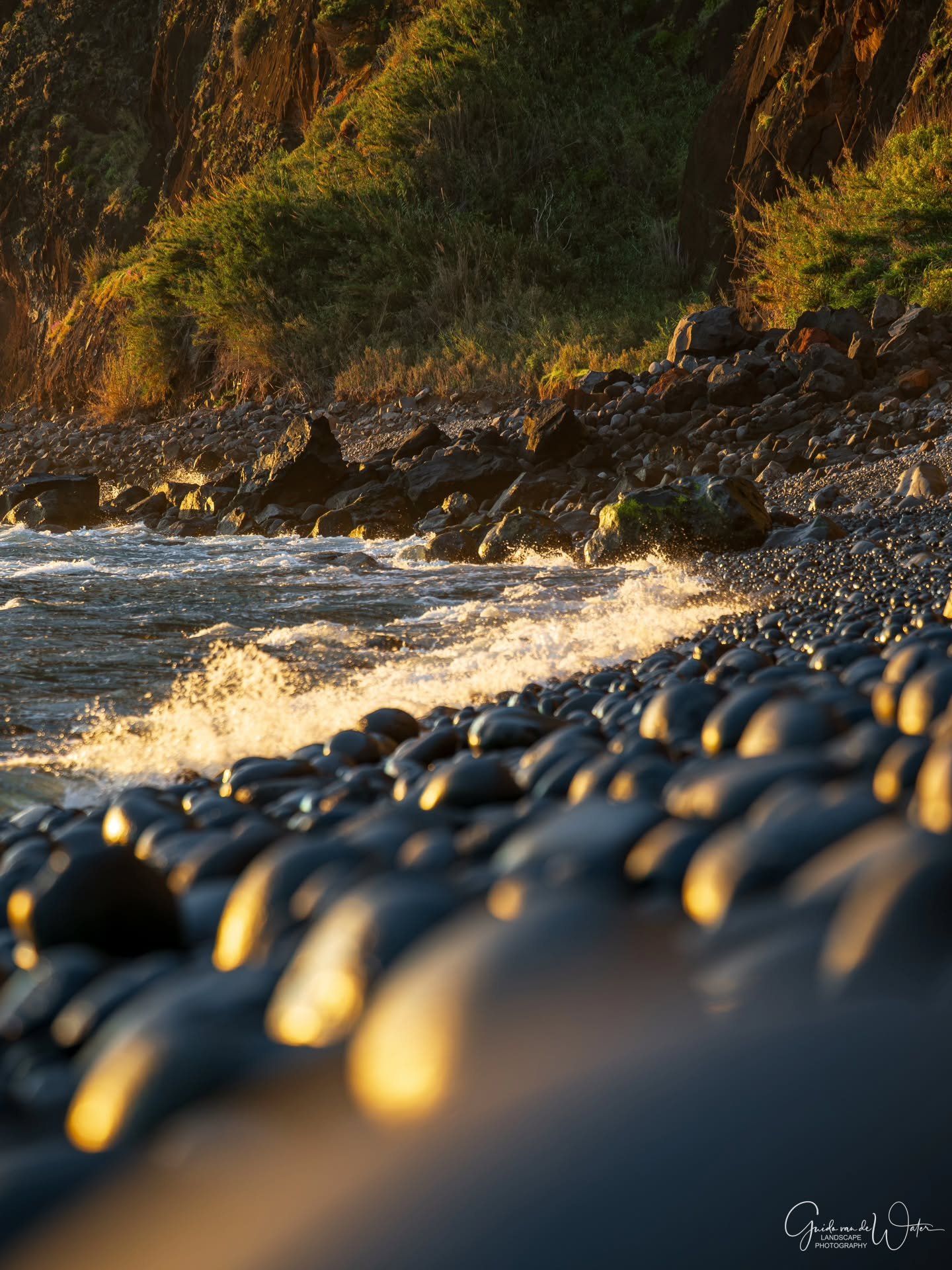 Rocky coast line! Watch my Madeira YouTube video to see how I captured this image on location. Link to my YouTube channel in the bio. OM system OM-1 MKII, 8-25 F4 PRO, 134MM, F2.8, ISO200, 1/125S
#omsystem 
#cameranu_nl
#natuurfotografie 
@omsystem.c