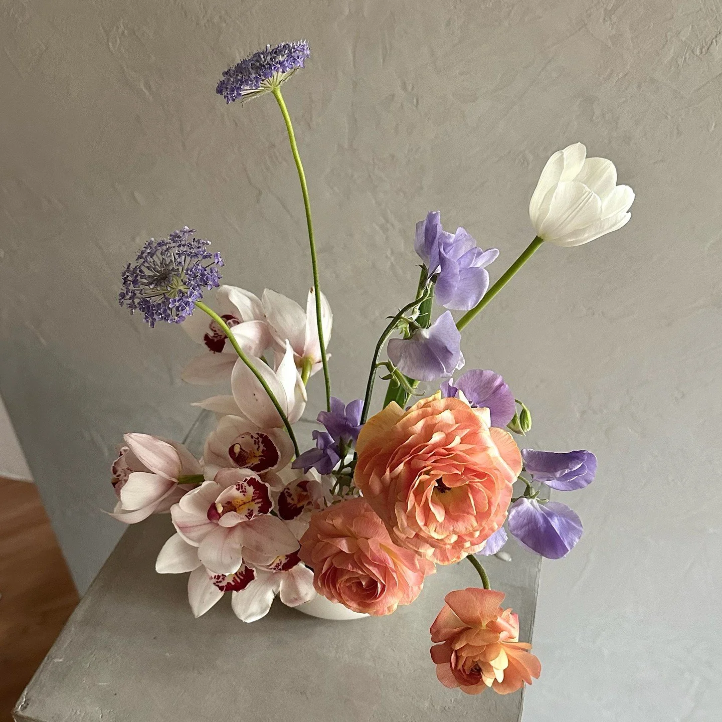 Feeling so Spring 🕊️ Arranging with all my favorite blooms 🤍