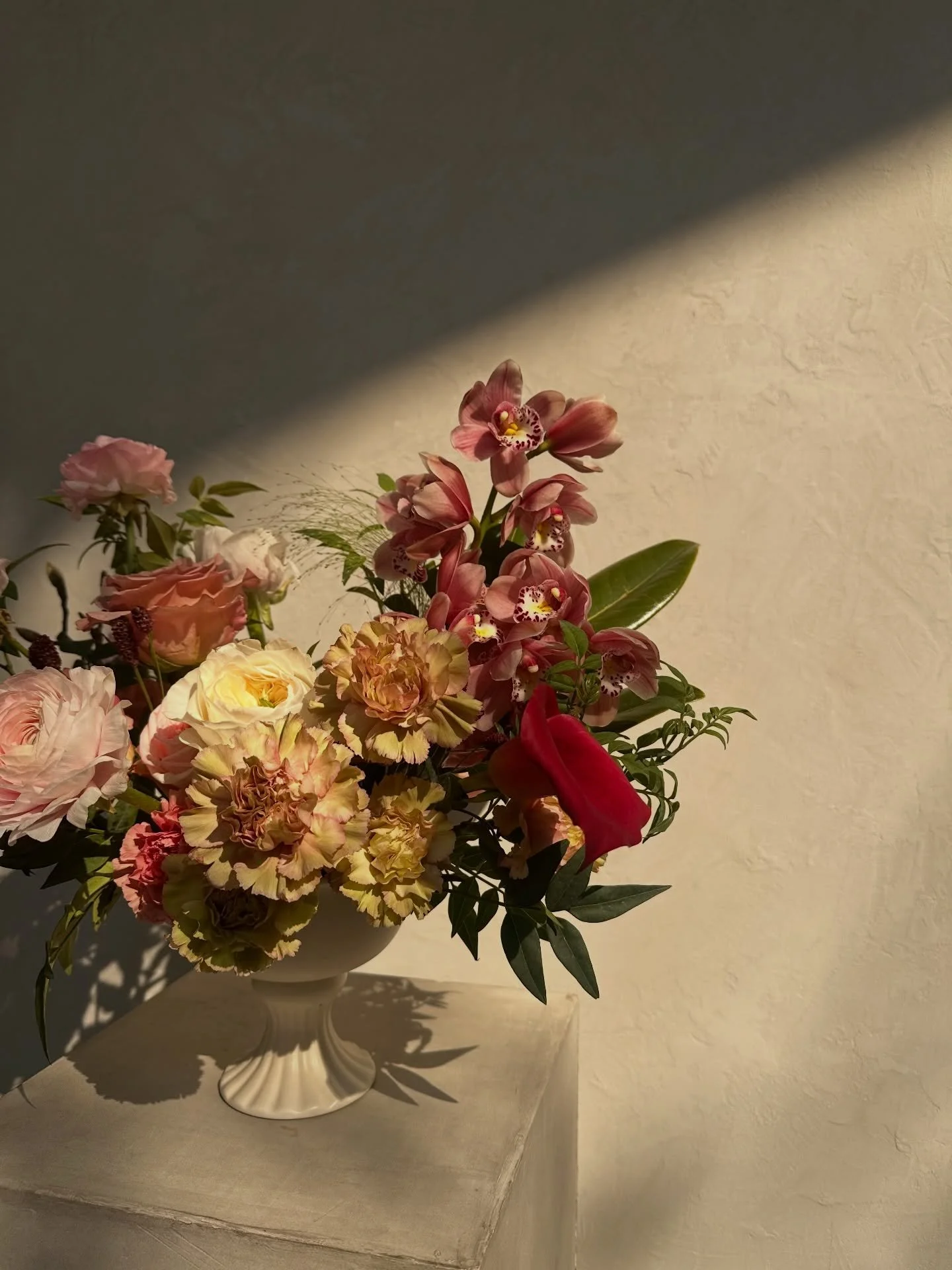 Built this centerpiece today.
Quiet work. Real focus.

Hands busy, head clear.
No inspiration chasing, no overthinking.
Just flowers, time, and doing the work
until it feels like myself again.

I&rsquo;m thinking about hosting a lifestyle workshop&he