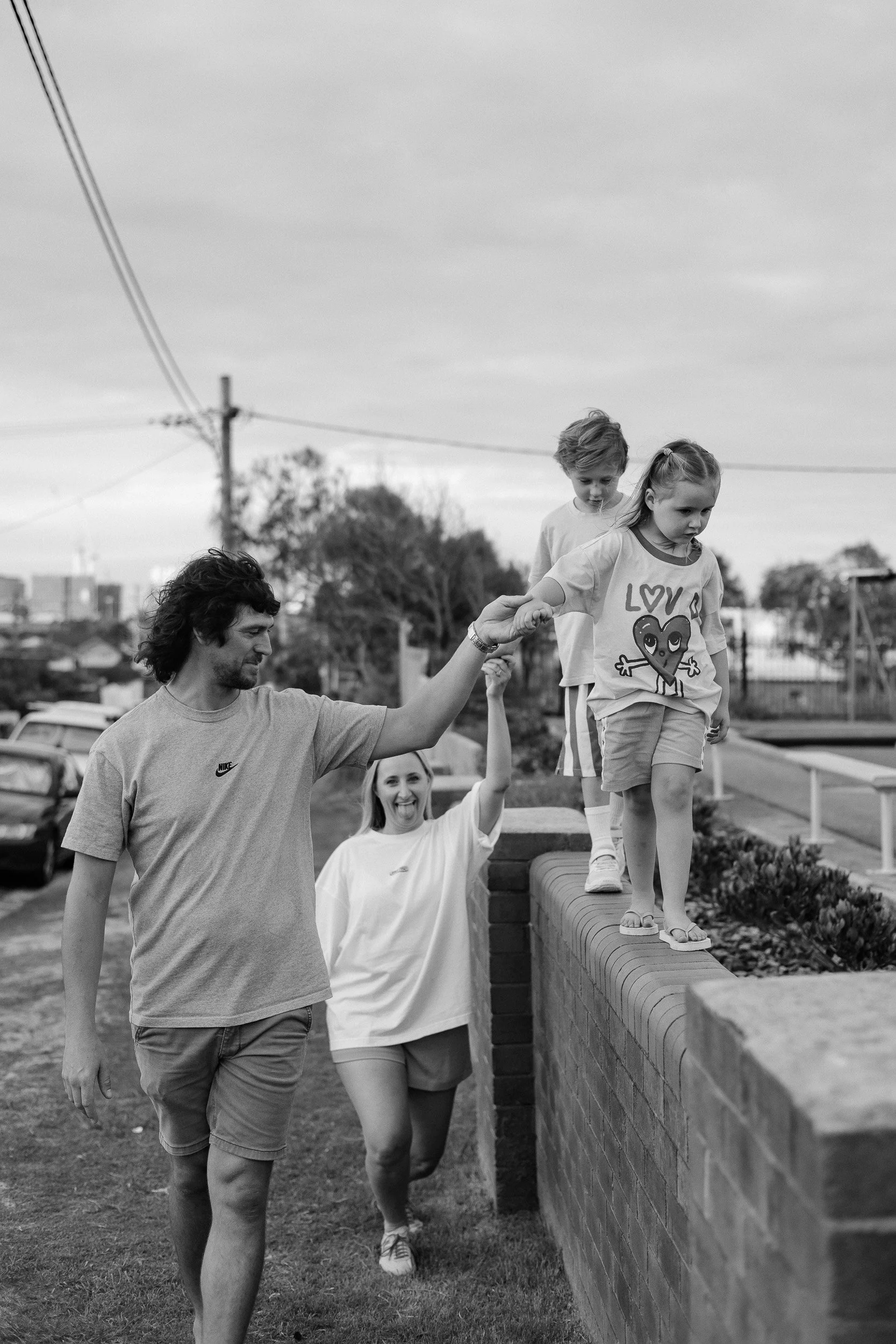 Newcastle documentary family photographer captures the Butcher family at Merewether Beach
