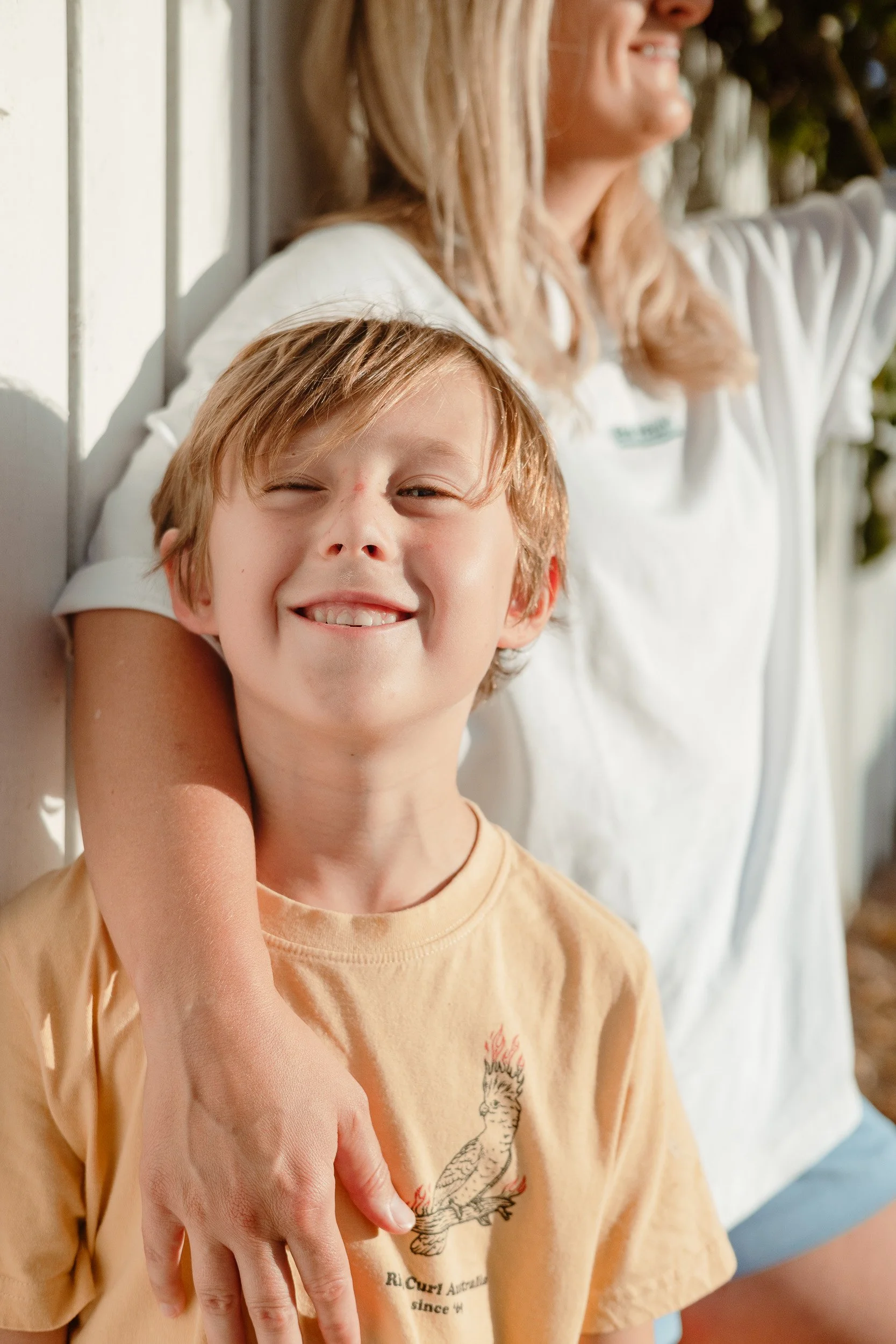 Newcastle documentary family photographer captures the Butcher family at Merewether Beach