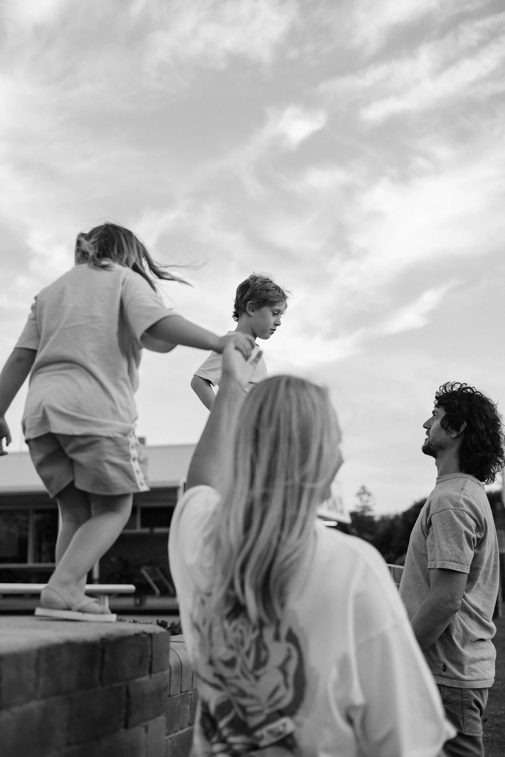 Newcastle documentary family photographer captures the Butcher family at Merewether Beach