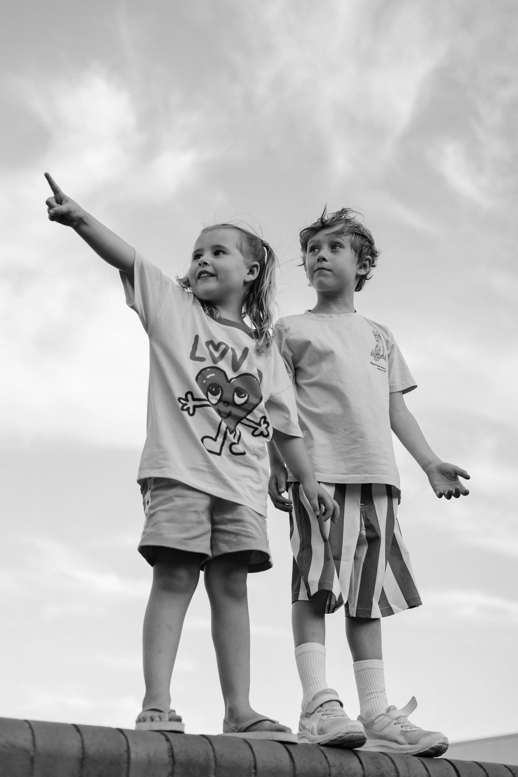 Newcastle documentary family photographer captures the Butcher family at Merewether Beach