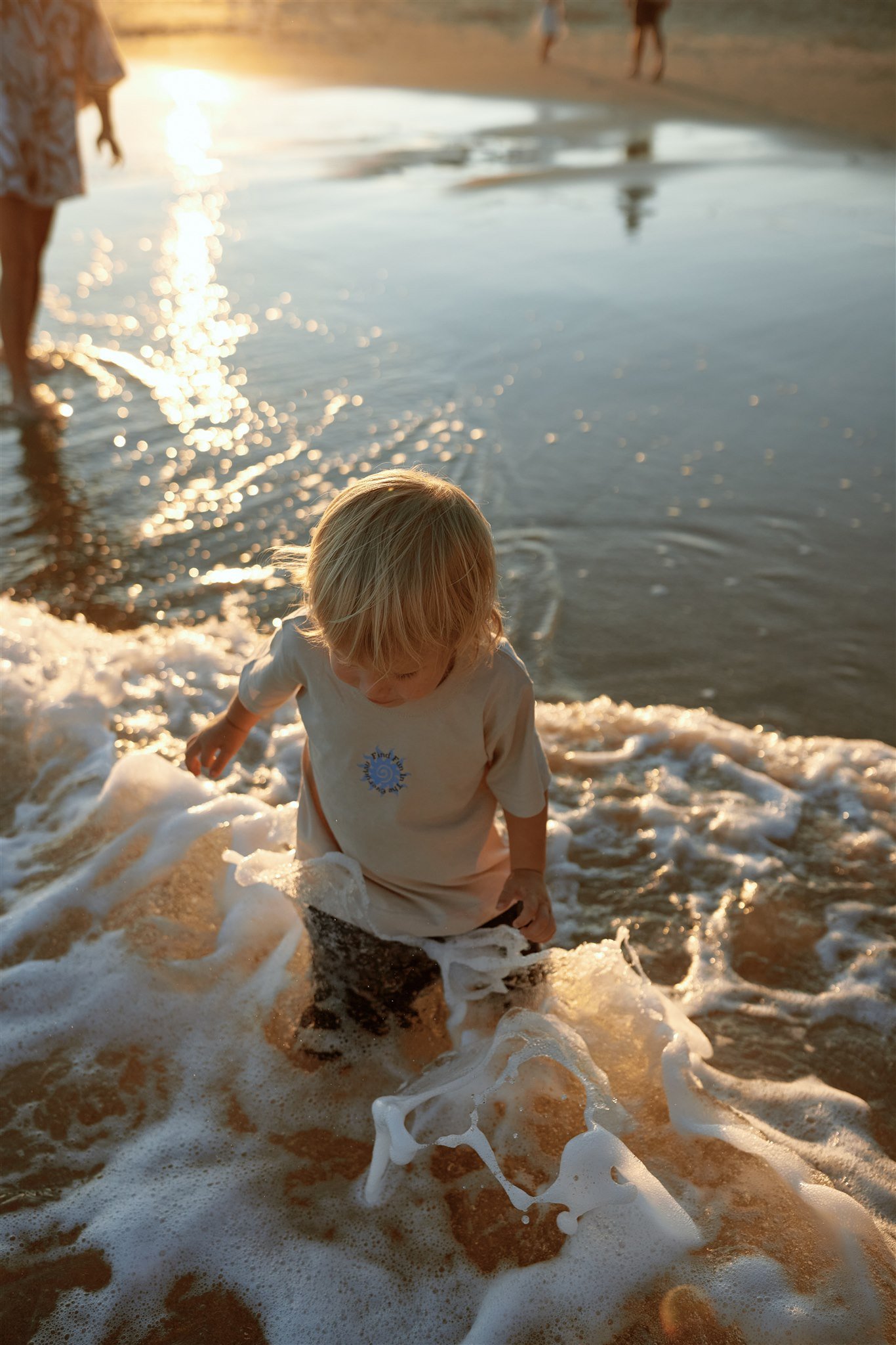 Toddler and primary school aged kids playing at Redhead Beach captured by Newcastle family photographer