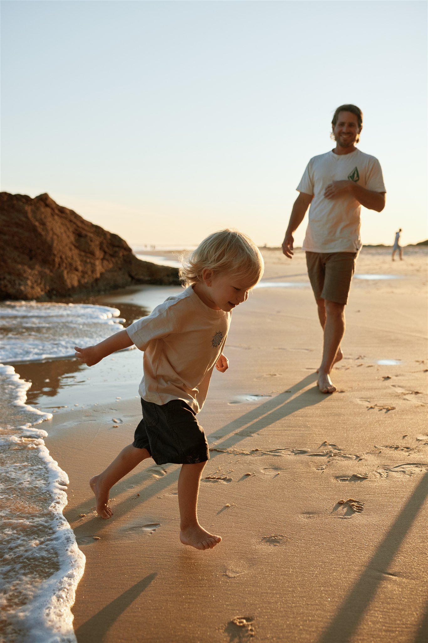 Toddler and primary school aged kids playing at Redhead Beach captured by Newcastle family photographer