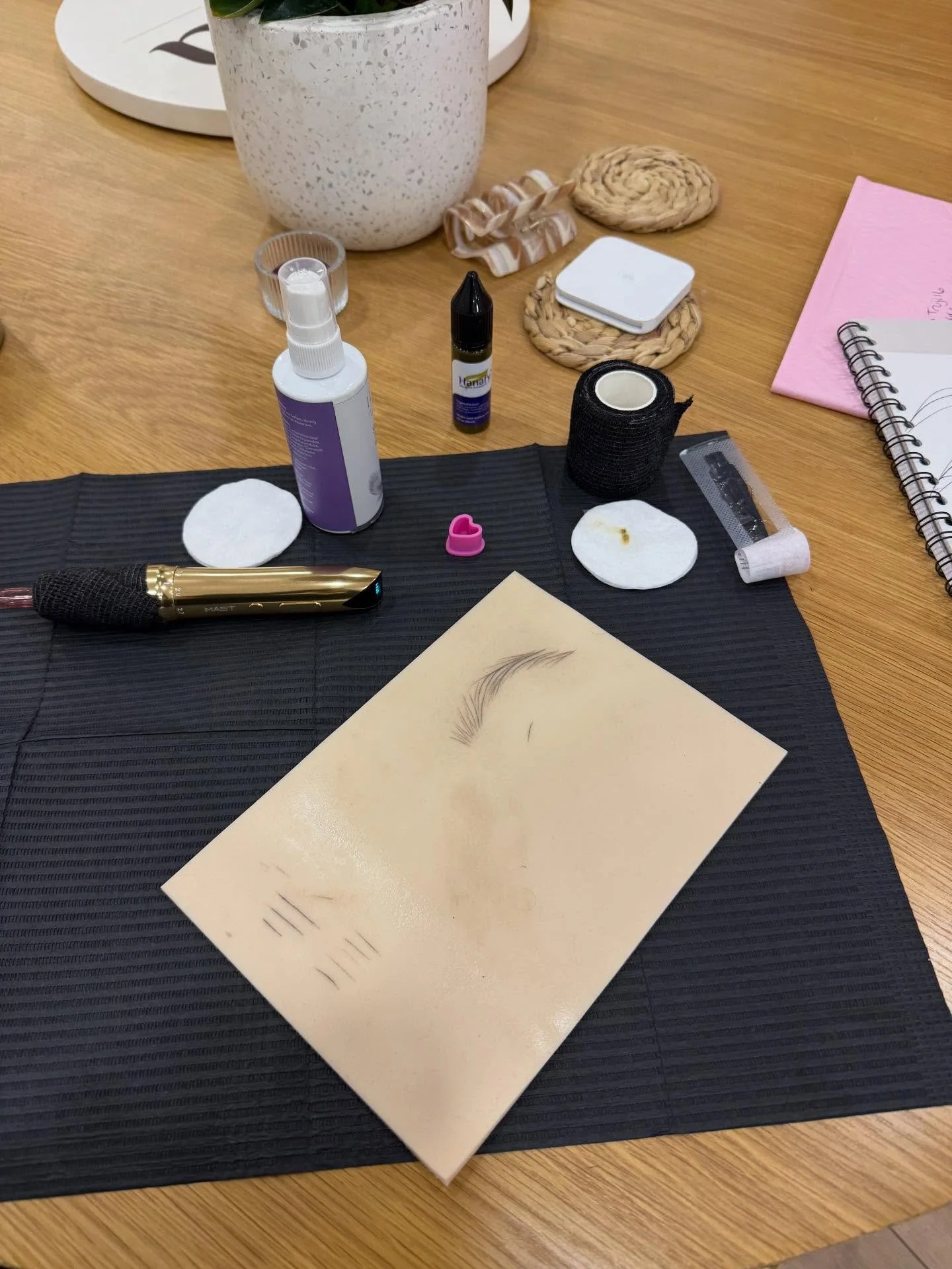 Back in the studio!

Getting some practice in before my client arrives. Latex practice and training days are an absolute essential between clients 💯✨

Happy New Year everyone!