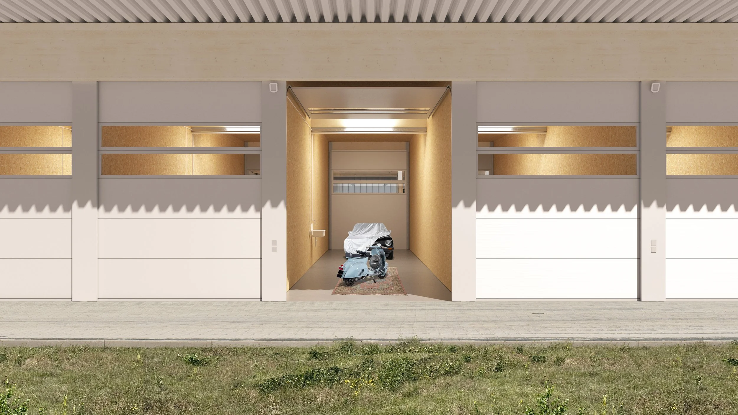 Garage mit geöffnetem Tor, in der ein Roller steht und ein Auto unter einer Abdeckung verdeckt ist. Die Garage hat weiße Wände und ein Waschbecken an der Seite. Vor der Garage befindet sich eine gepflasterte Fläche und Rasen.