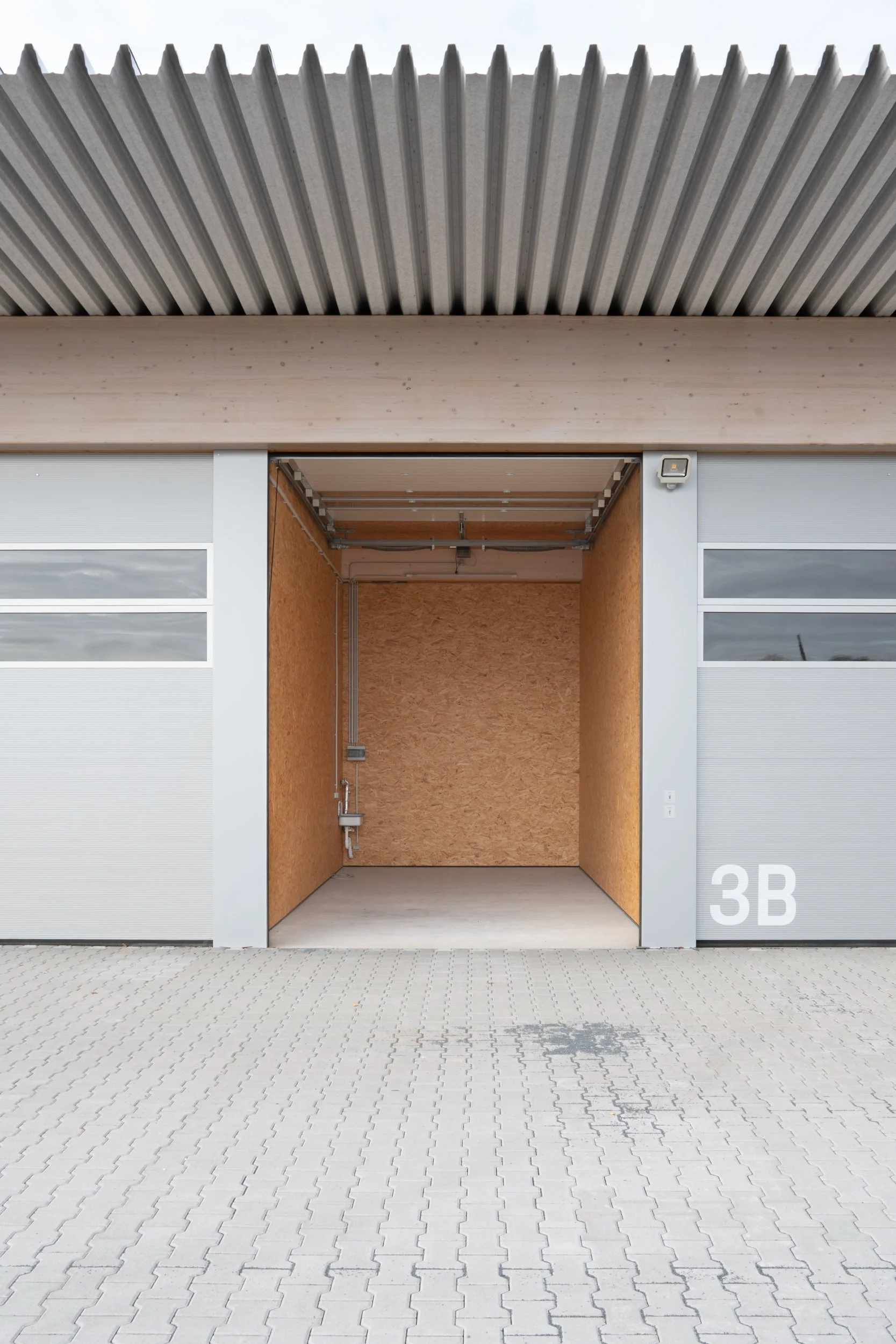 Architektonische Zeichnung einer Querschnittsansicht eines Gebäudes mit zwei Ebenen und Abmessungen in Metern.