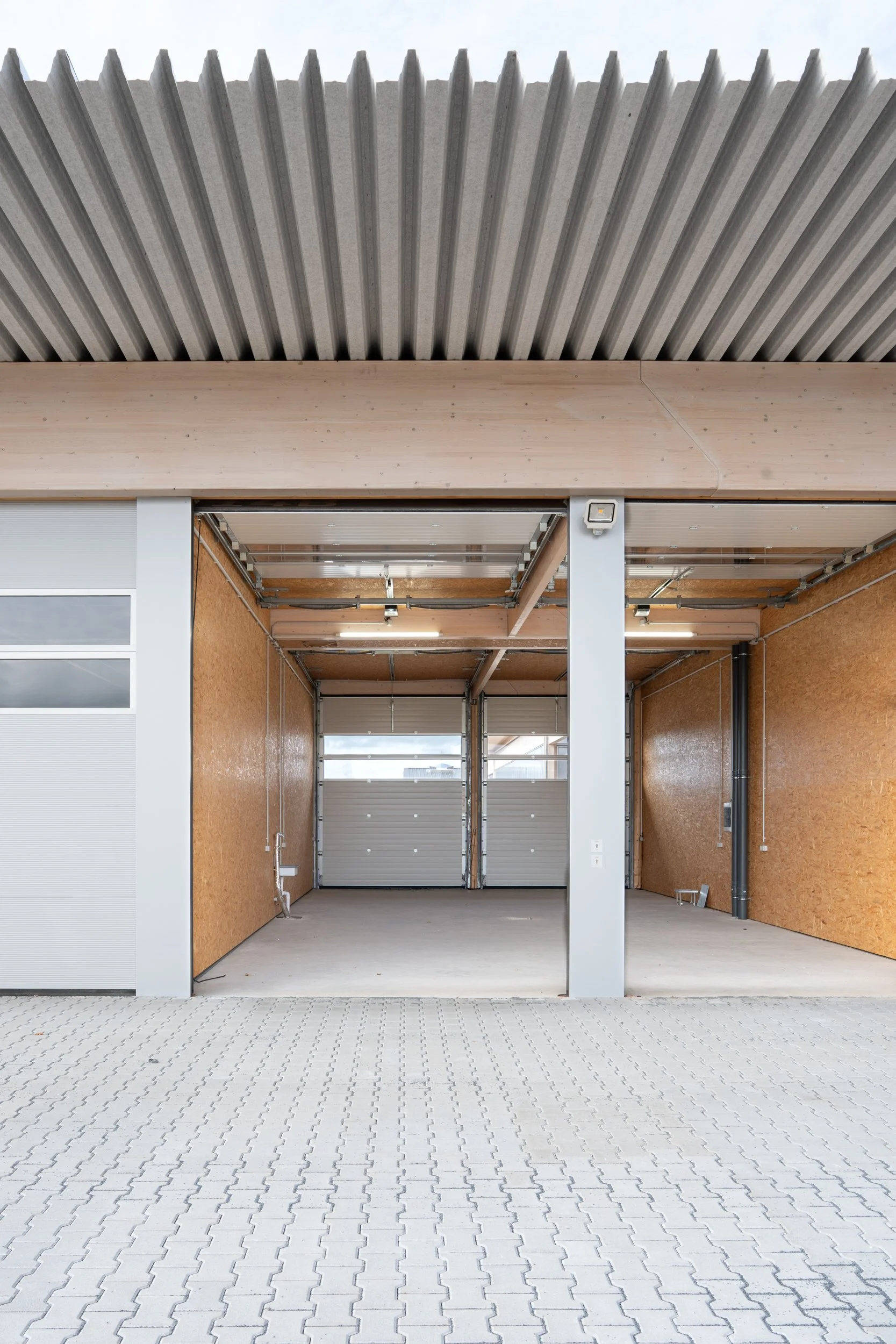 Eine technische Zeichnung mit Grundriss und Seitenansicht eines rechteckigen Gebäudes oder Raums. Maße sind angegeben: 6,75 m Höhe, 13,66 m Länge, 2,90 m Breite und 4,00 m Höhe für andere Maßlinien. Zwischenmaße zeigen 6,77 m Breite.