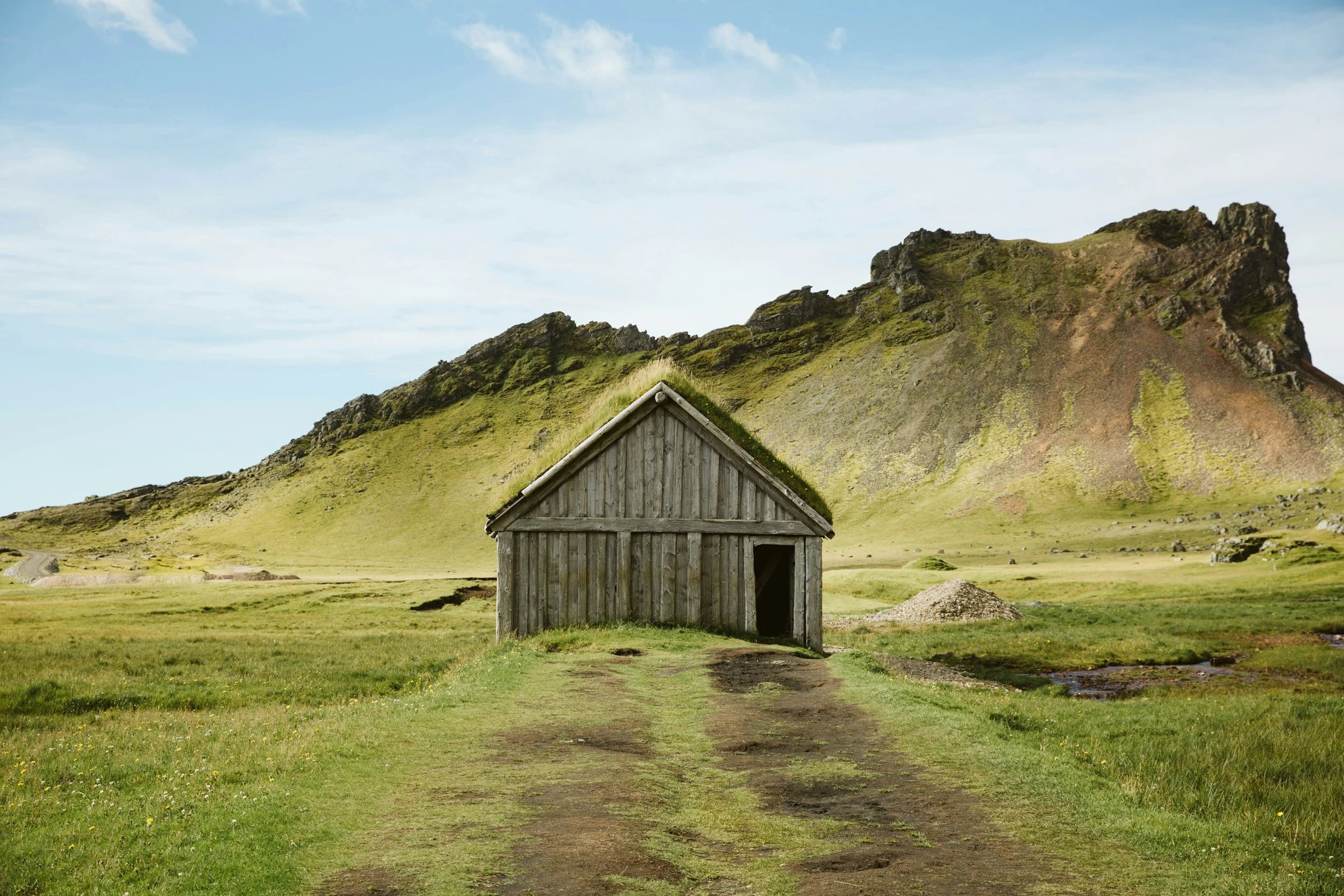 Driving along Iceland’s Ring Road — the ultimate 2-week Iceland road trip itinerary through stunning landscapes.