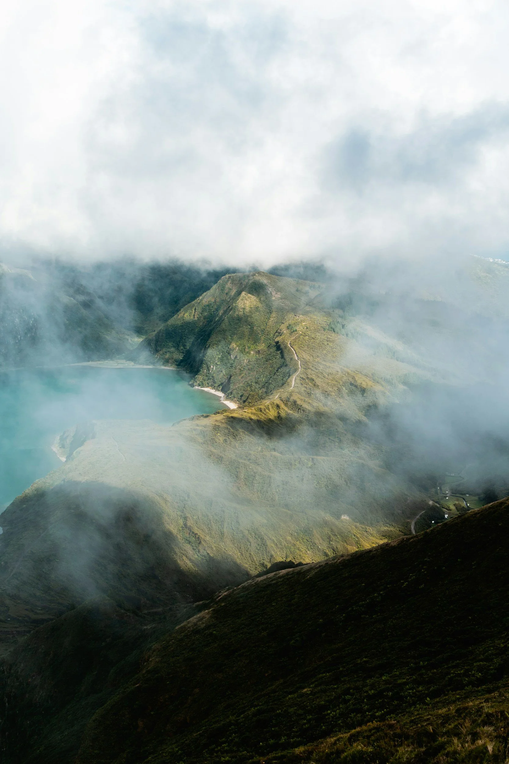 Lagoa do Fogo crater lake with steep green slopes at Miradouro da Barrosa — peaceful viewpoint in São Miguel travel guide