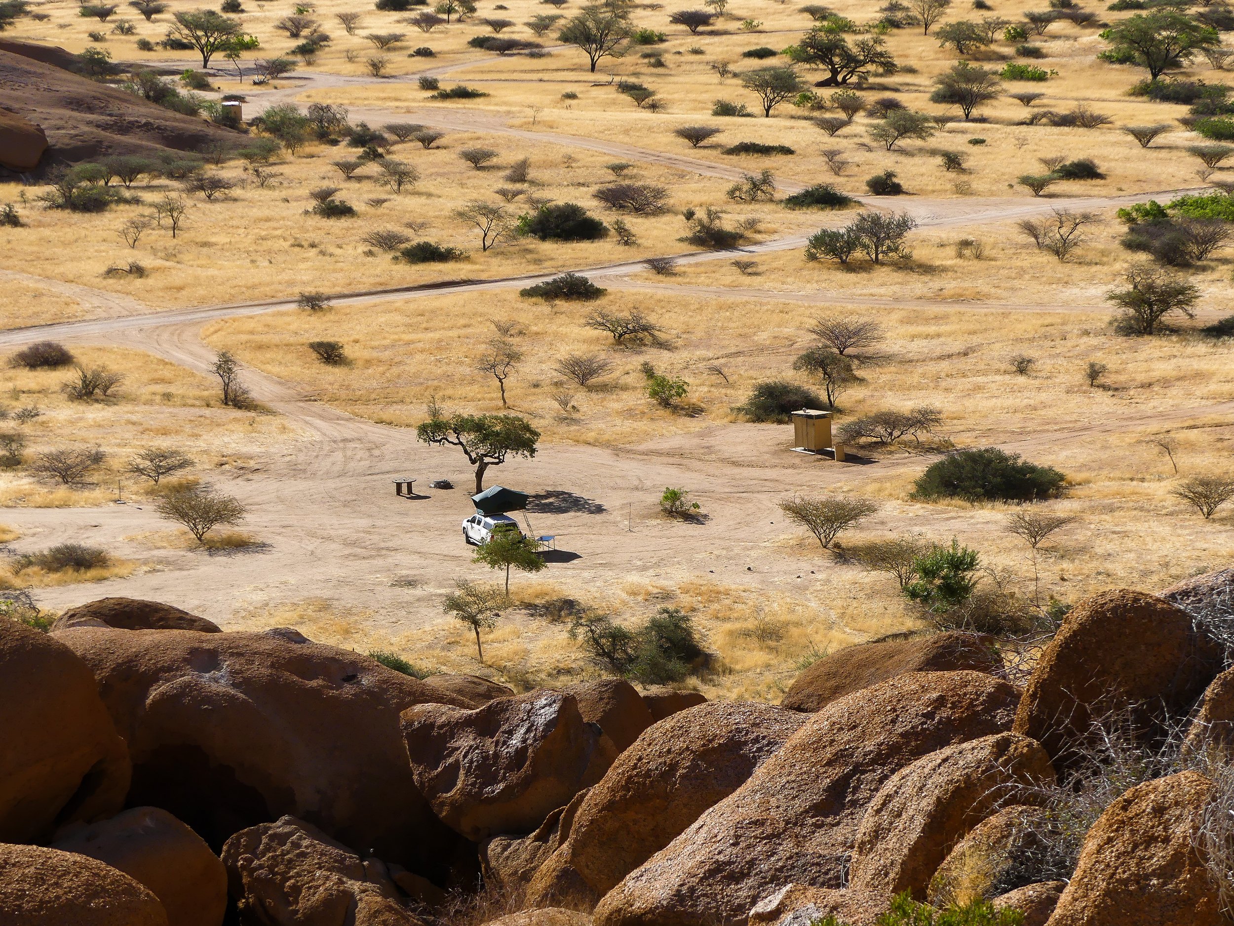 All you need to know about camping in Namibia. Rooftop tent in Namibia. Travel guide. What to do in Spitzkoppe, Namibia. Namibia travel tips and itinerary. The perfect Namibia roadtrip.