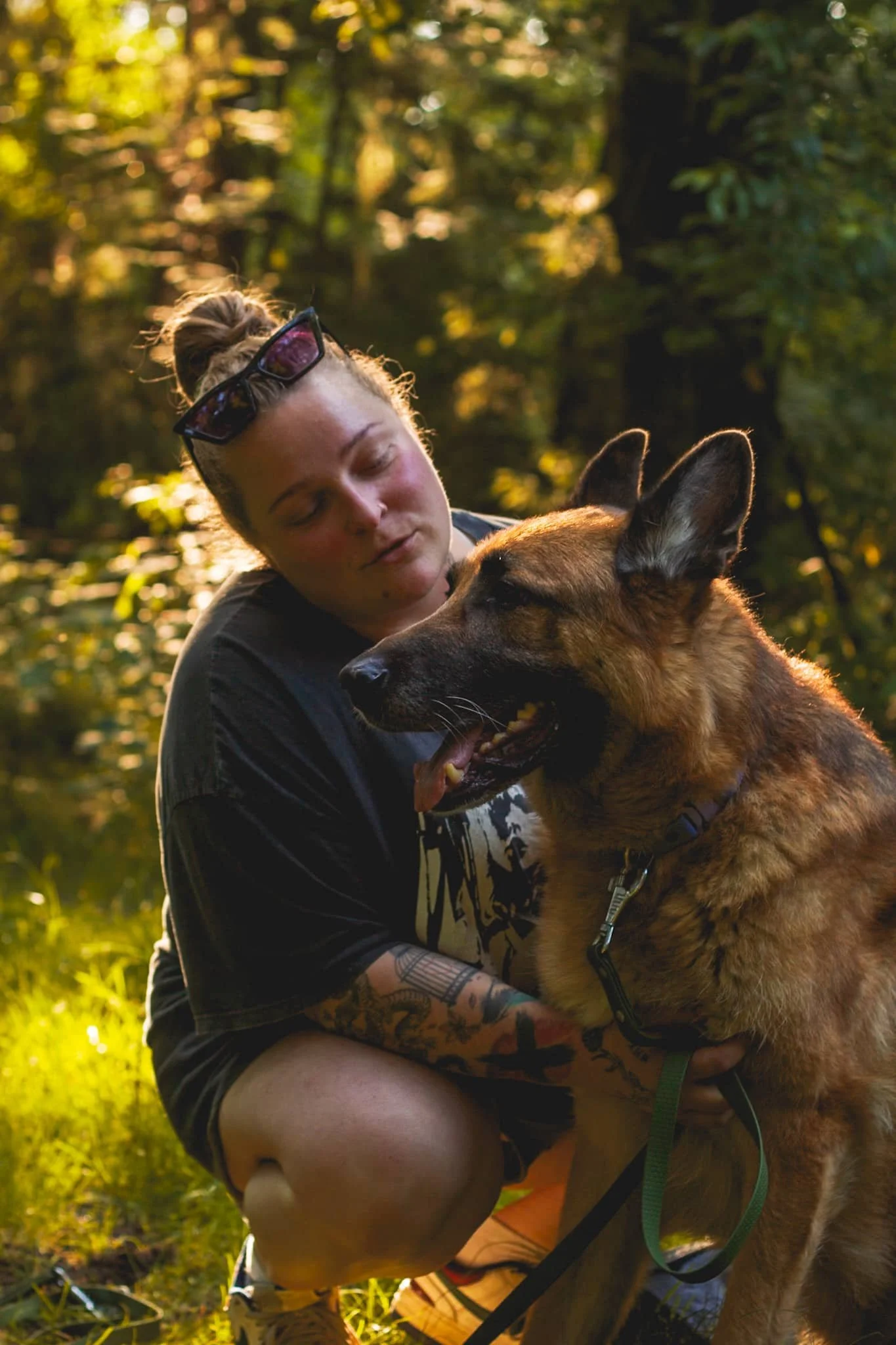Hundetrainerin von Köter und Kumpanen mit einem Schäferhund beim Hundetraining Hamburg